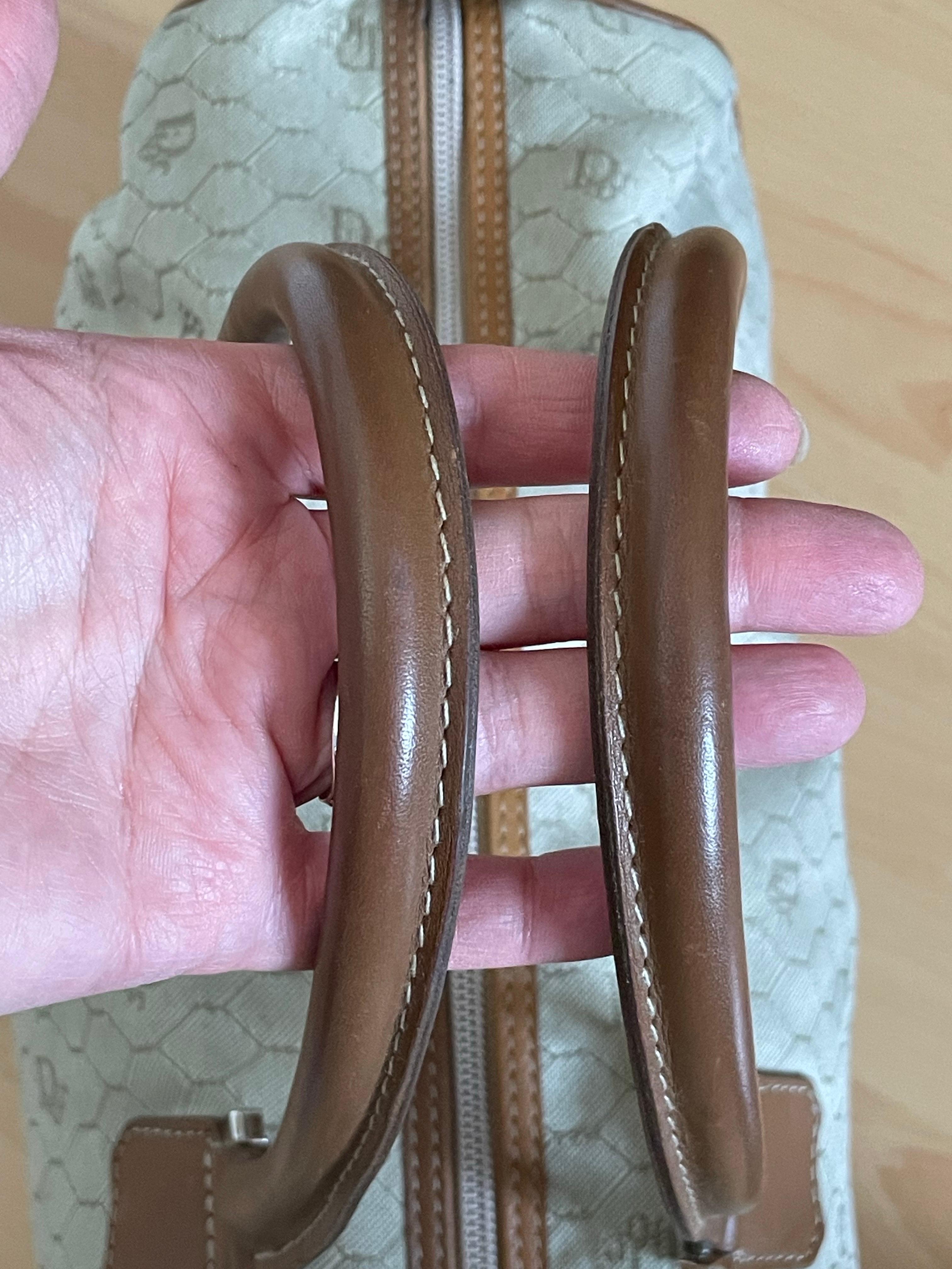 CHRISTIAN DIOR. Sac de bowling en tissu et cuir. Vintage. Modèle de monogramme en nid d'abeille. Quelques signes d'usure. Mais reste en bon état. Dimensions 38x23x18 cm.