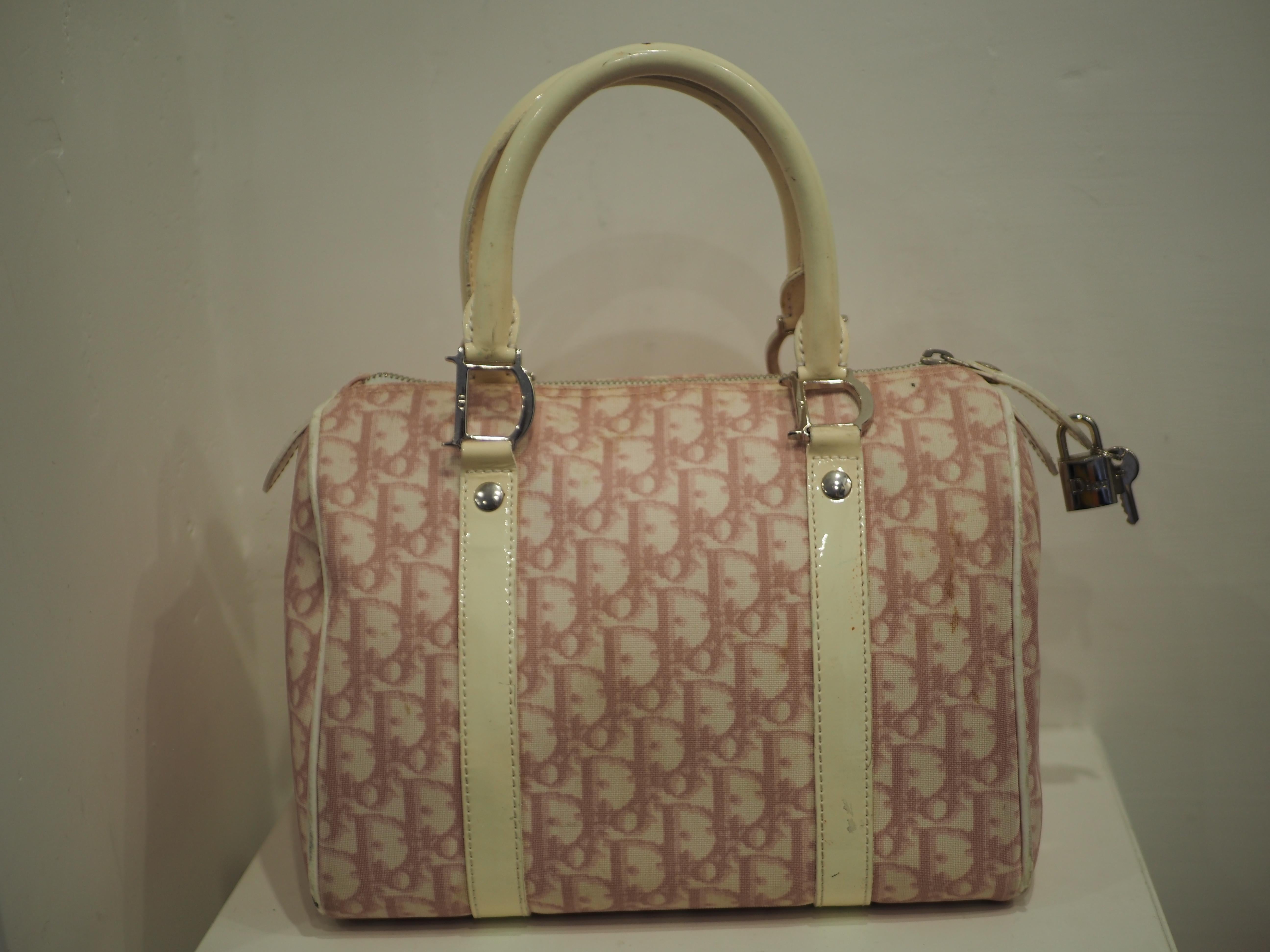 Christian Dior bowling handle bag 
White and pink patent leather and fabric bowling bag
25x20x15cm