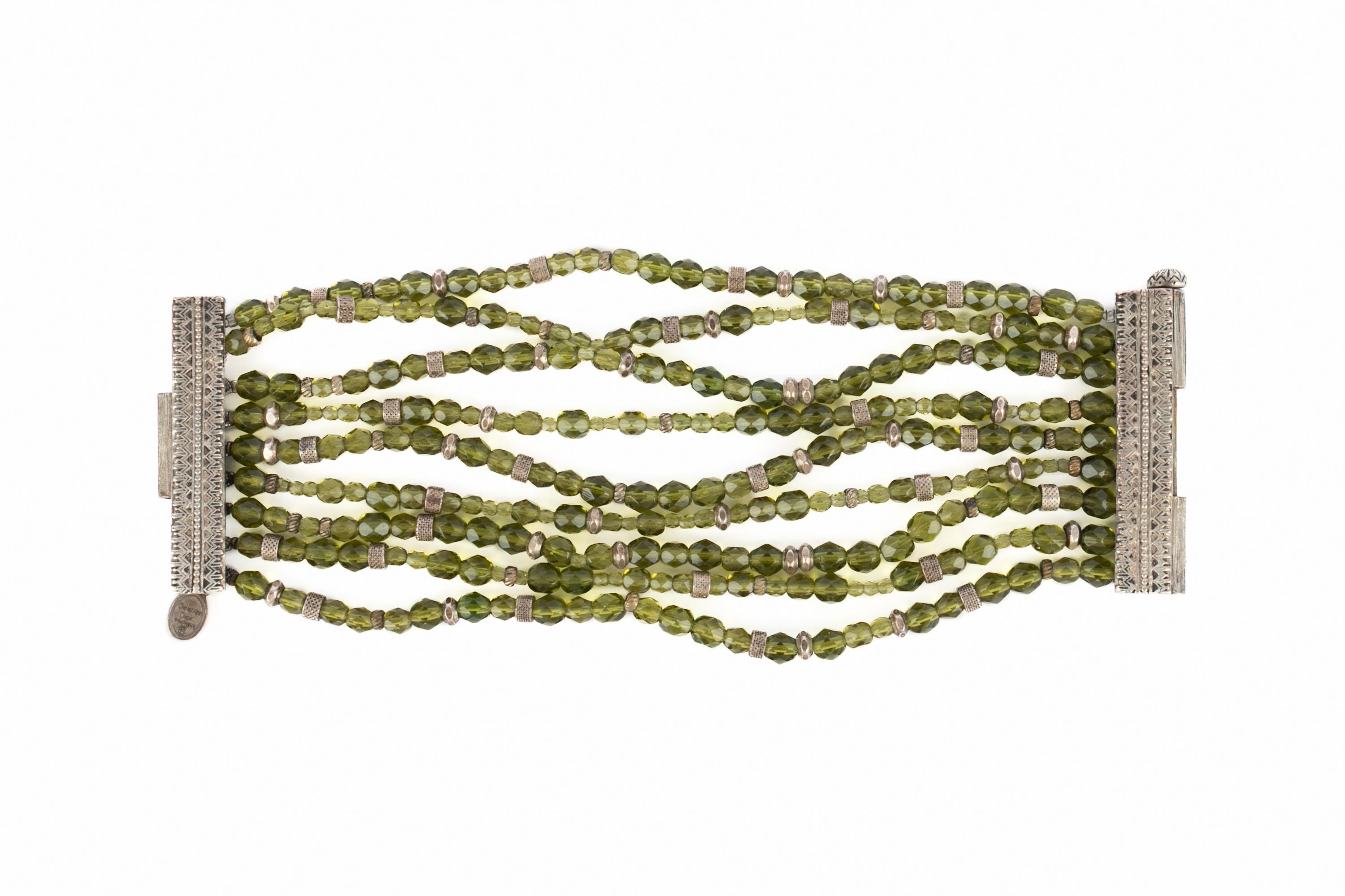 DIOR - Bracciale con perle verdi a più file e metallo argentato inciso. Una collezione del 2000, sotto la direzione artistica di John Galliano.

Condizioni:
Ottime condizioni

Dimensioni:
Lunghezza: 18 cm

SKU:BRA201