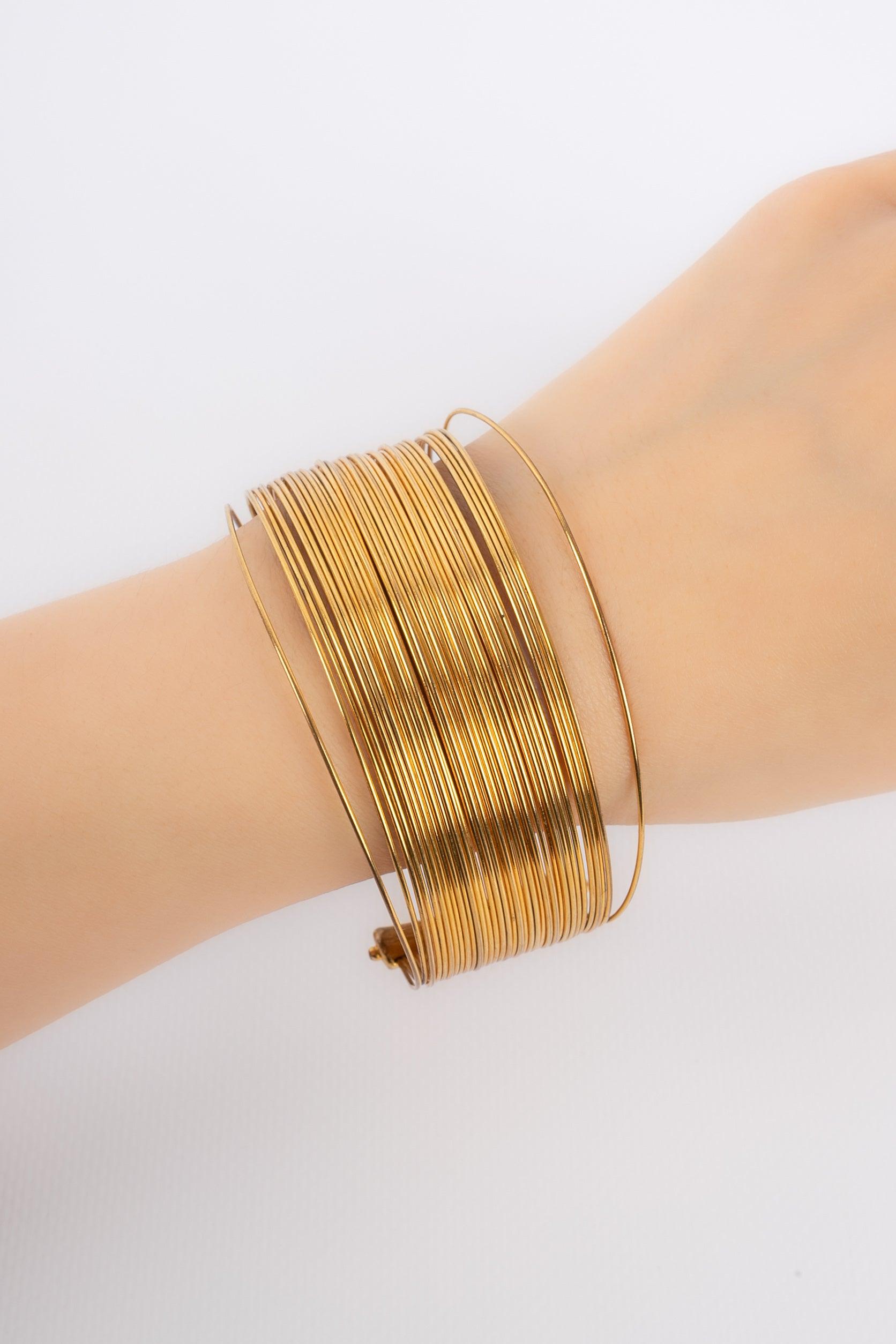 Dior - (Made in France) Golden metal bracelet.

Additional information:
Condition: Very good condition
Dimensions: Length: 18 cm - Opening: 3 cm

Seller Reference: BRA29
