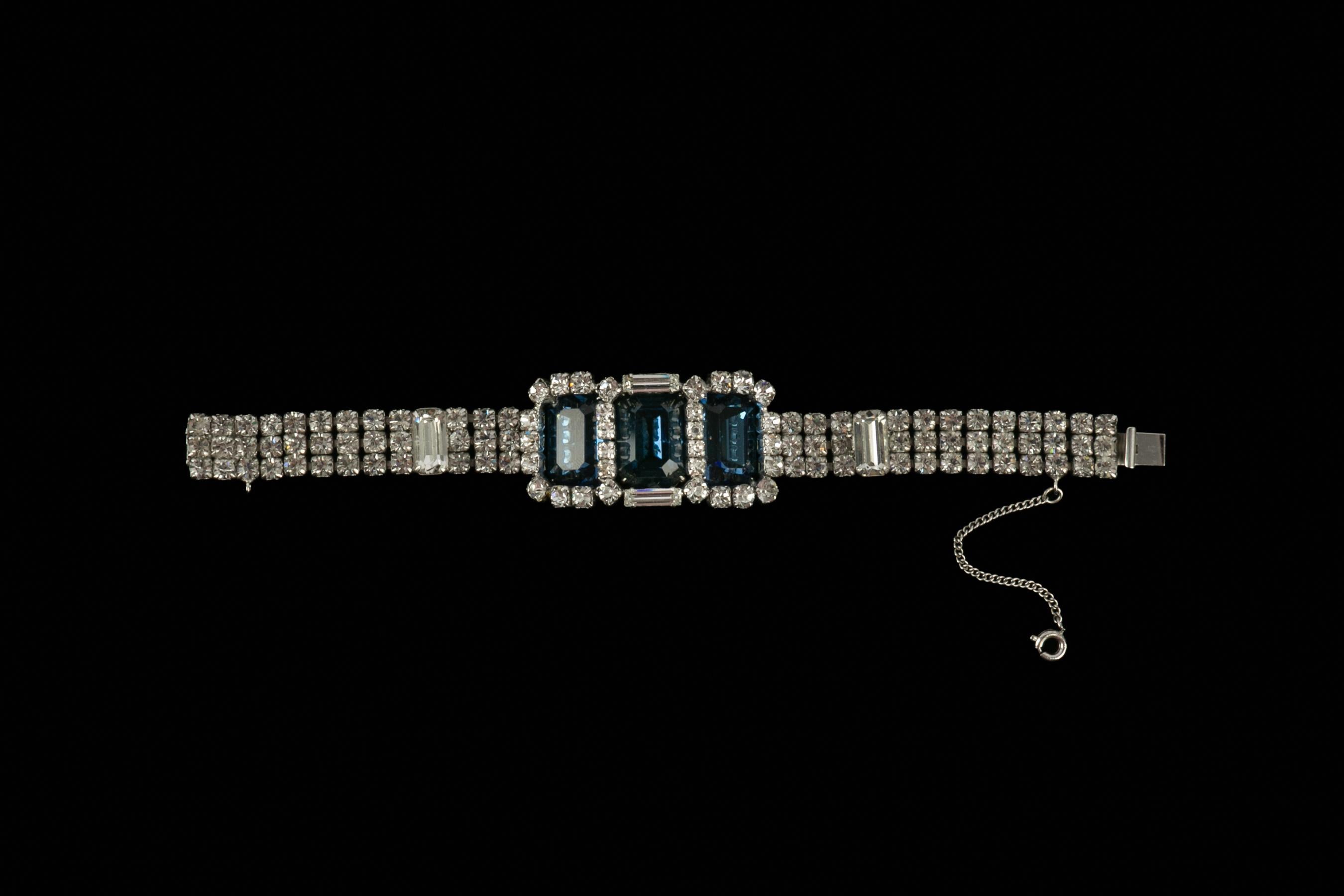DIOR - Bracciale in metallo argentato con strass argentati e blu.

Condizioni:
Ottime condizioni

Dimensioni:
Lunghezza: 17 cm

SKU:BRA60