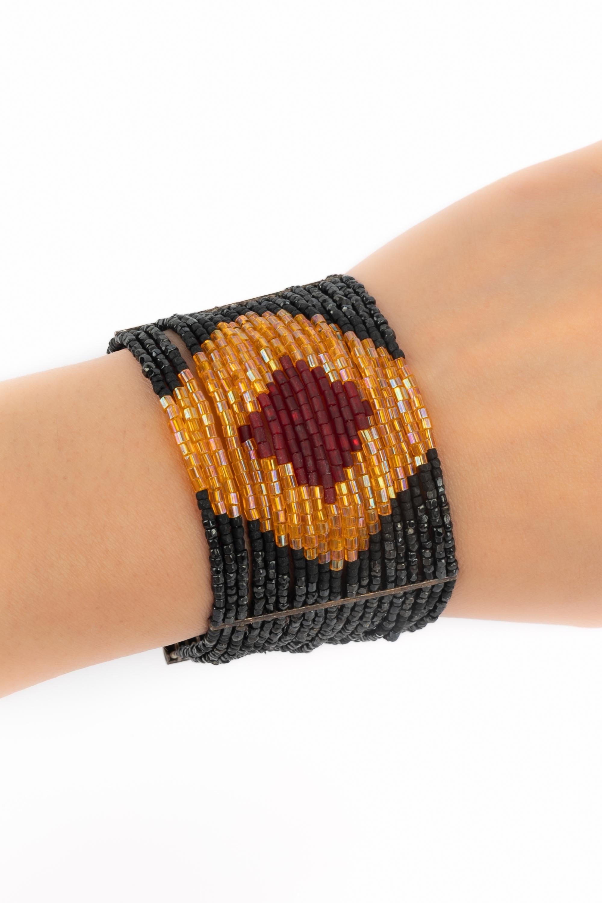 DIOR - Mehrreihiges Armband im Massai-Stil aus silbernem Metall und Perlen. Eine Collection'S um 1998 unter der künstlerischen Leitung von John Galliano.

Bedingung:
Sehr guter Zustand

Abmessungen:
Länge: von 18 cm bis 20 cm

SKU:BRA21