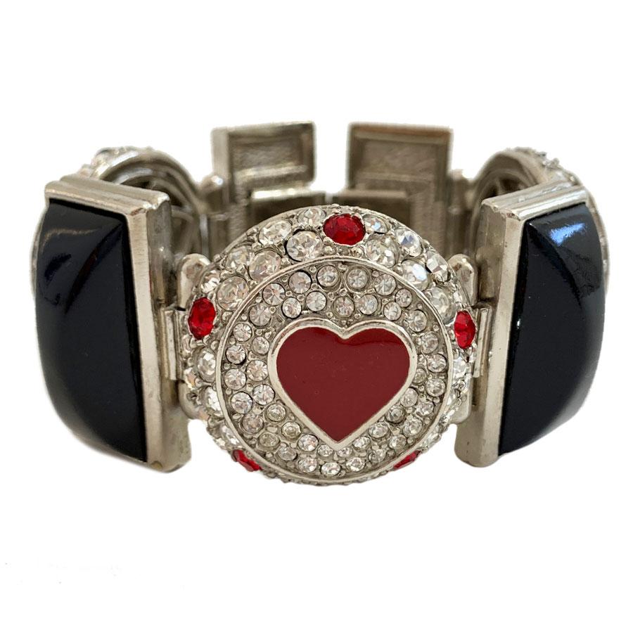 Bracelet CHRISTIAN DIOR as de pique et cœur en strass et métal. Jewell vintage.

Superbe bracelet articulé CHRISTIAN DIOR de l'époque Gianfranco Ferré. Il est en métal argenté de base agrémenté de pièces rectangulaires en résine rouge et noire,