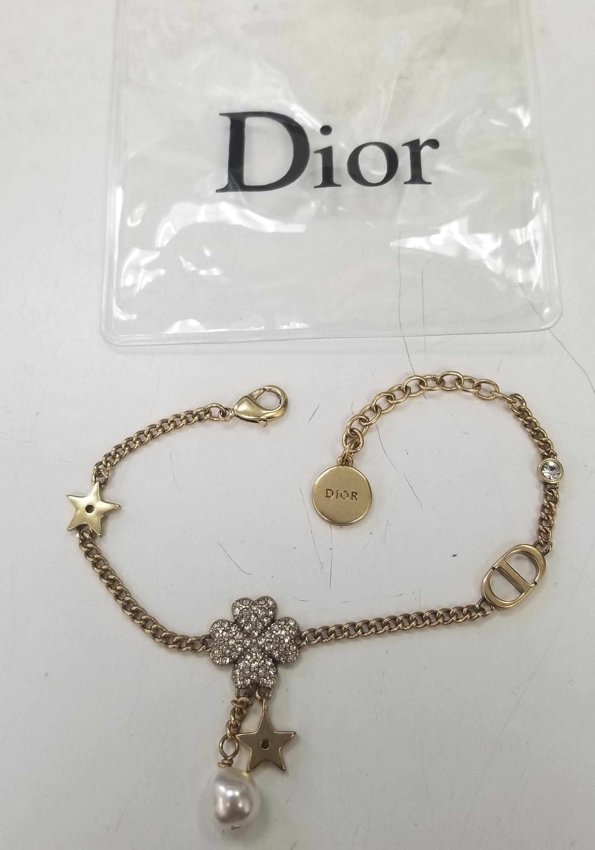 Christian Dior Armband mit Kleeblatt, Perle und Stern in Gold mit verstellbarer Kette (Moderne)