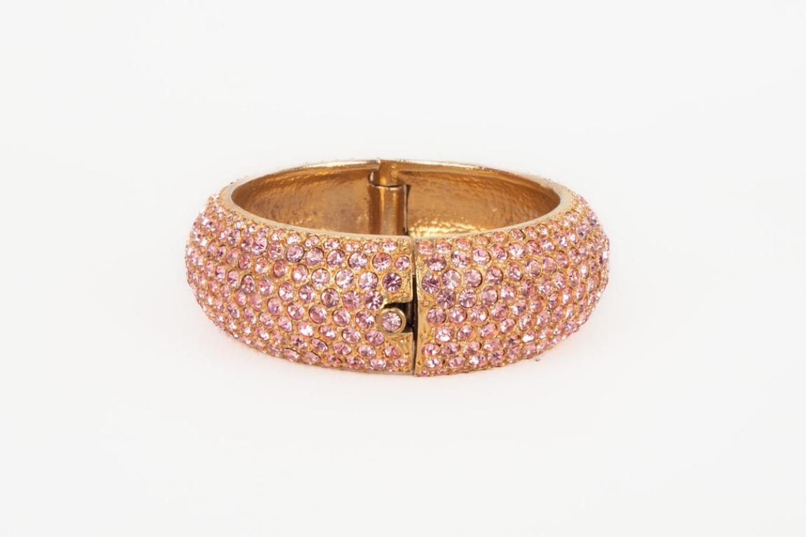 Dior - Golden metal bracelet ornamented with pink rhinestones.

Additional information:
Condition: Very good condition
Dimensions: Circumference: 18 cm - Opening: 6 cm

Seller Reference: BRA110