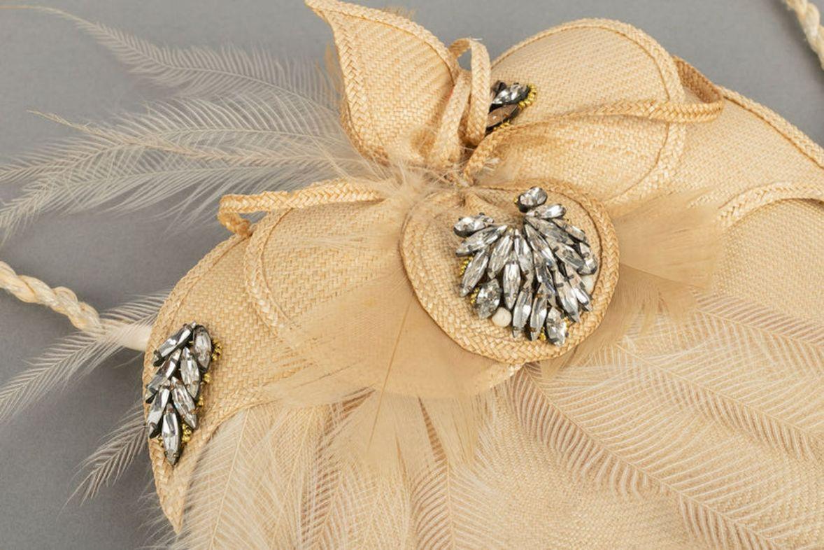 Beige Christian Dior - Pochette de soirée tressée en paille, plumes et strass en vente