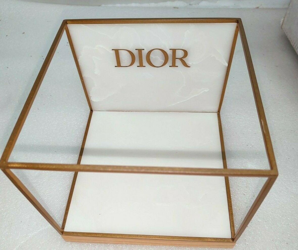 Extremely rare Christian Dior collector's showcase display, made of brass with base and shoulder in white onyx and underlying wooden base

coming from dealer dealer shop

It measures 18 cm in width, 16 cm in height and 19 cm in depth

In