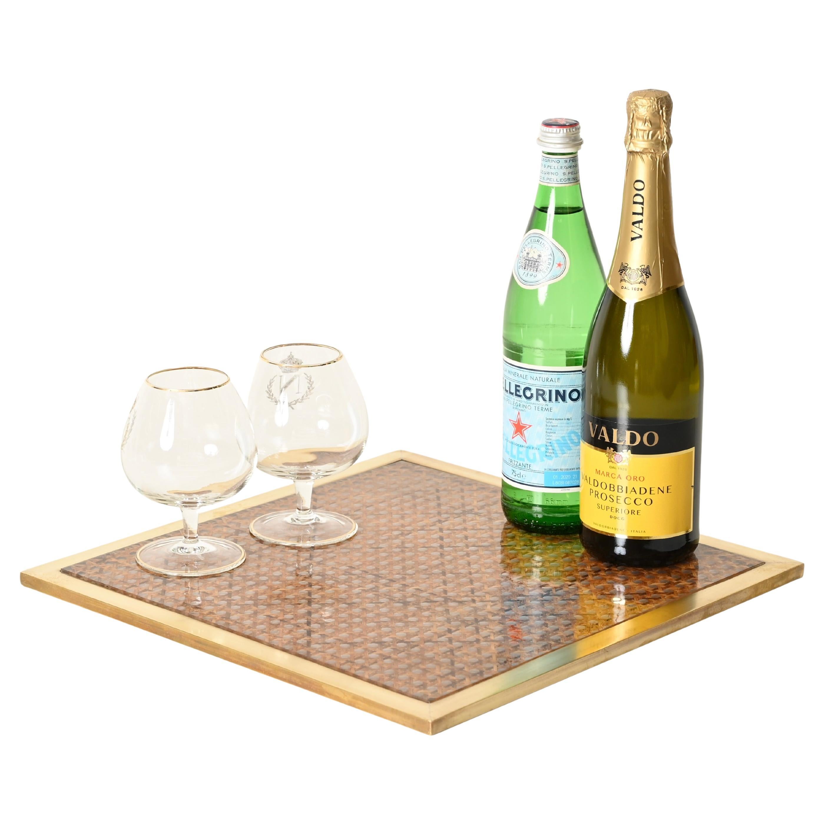 Plateau de centre de table Christian Dior en laiton, lucite et paille de Vienne, Italie, années 1970 en vente