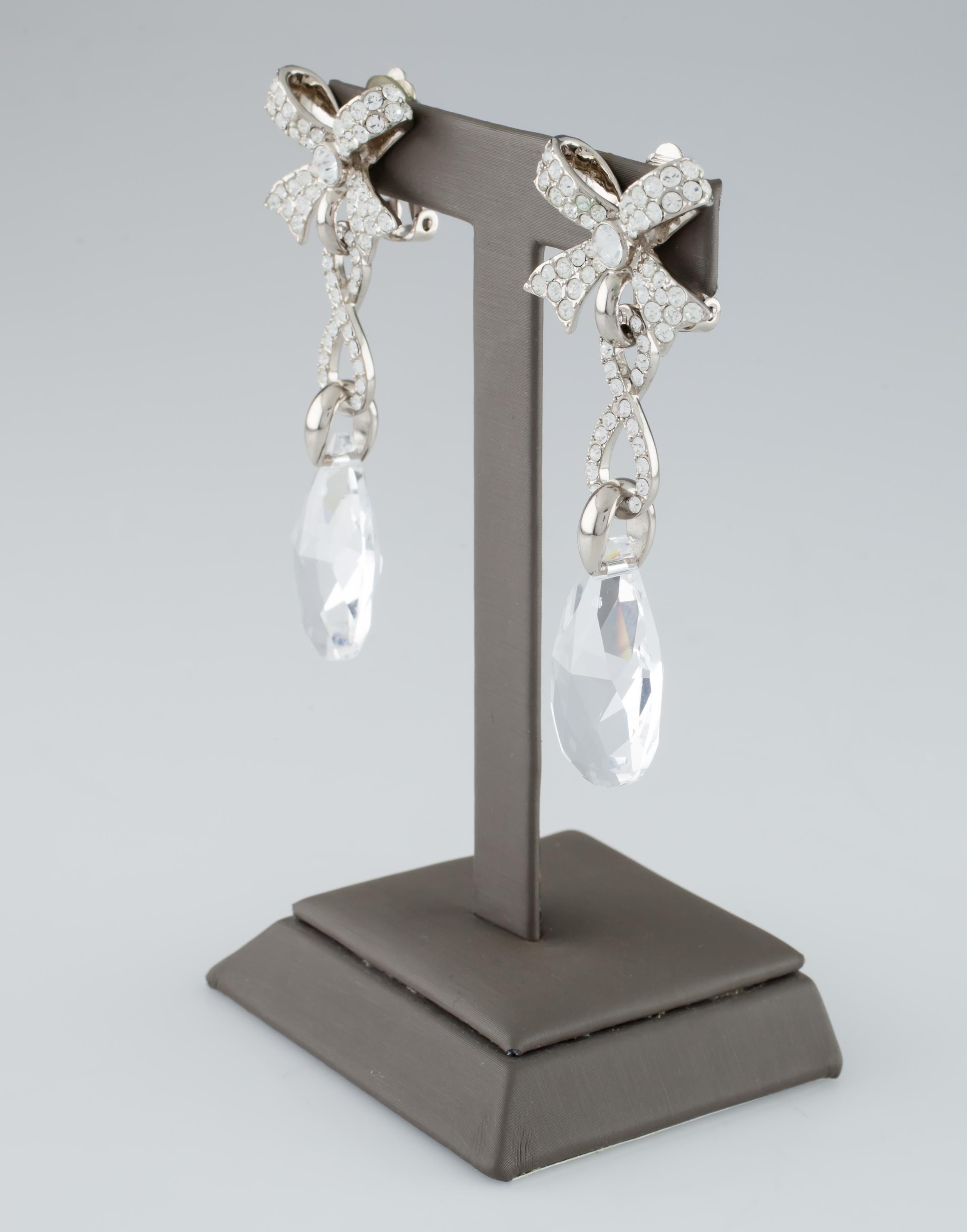 Gorgeous costume dangle earrings by Christian Dior.
Feature crystal-studded metal bows with briolette cut crystal.
Drop Length: 71 mm.
Metal: Base.
Weight: 26.1 grams.