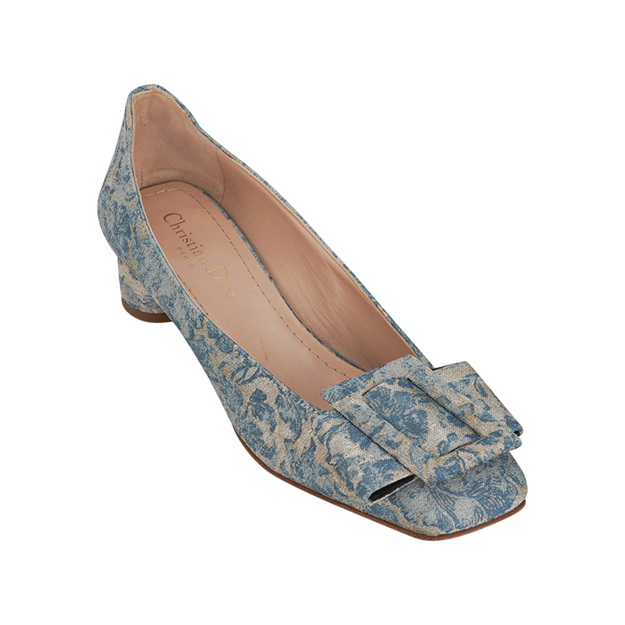 Mightychic offers a pair of Christian Dior Brocart Lurex Dior Idylle pumps featured in Canard.
A beautiful faded blue brocade fabric with a subtle shimmer.
Shoe has a square off toe with a buckled bow.
Low 35 mm covered heel.
NEW or NEVER