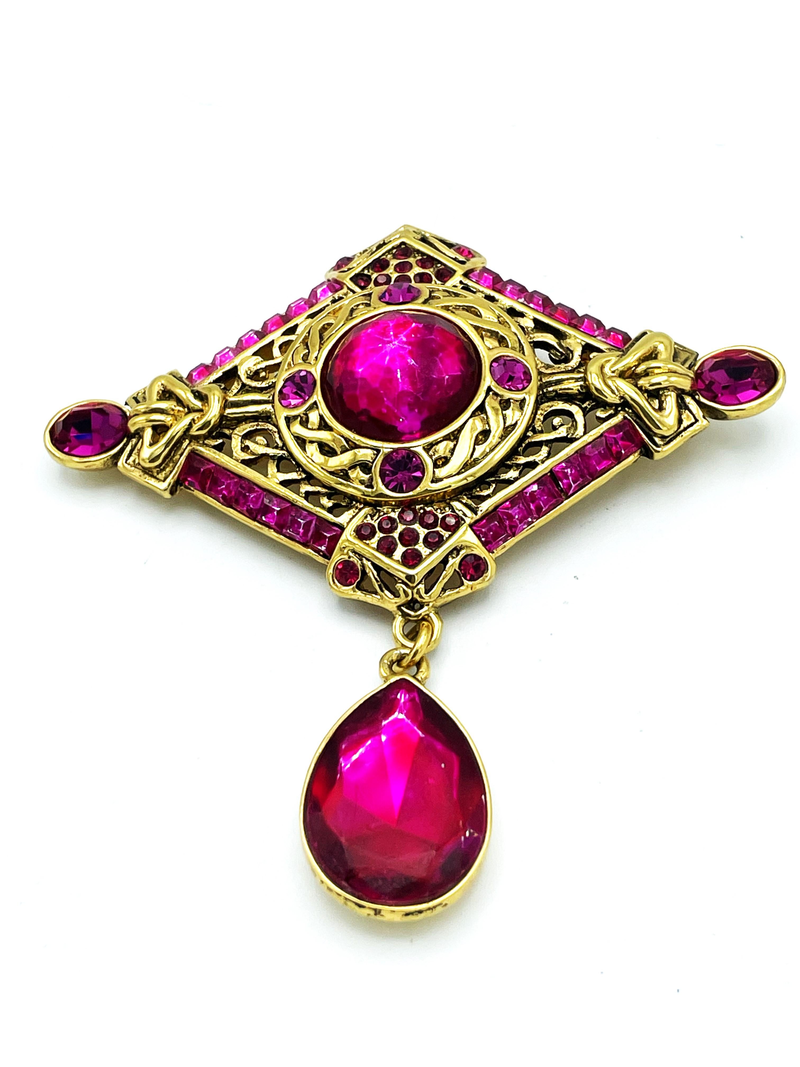 Christian Dior (Made in France) gold plated metal Brooch with many pink rhinestones and a larg drop.

Additional information:
Dimension : Hight 10 cm with drop,  Length 10 cm, Dop in the middle 2 cm in diameter 
Signature:   Christian Dior