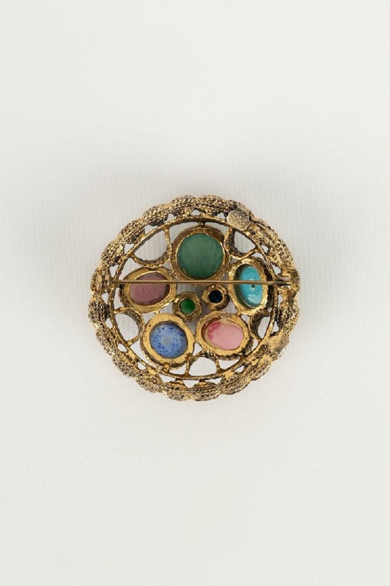 Christian Dior Brooch in Gilded Metal and Glass Paste, 1970 In Excellent Condition For Sale In SAINT-OUEN-SUR-SEINE, FR