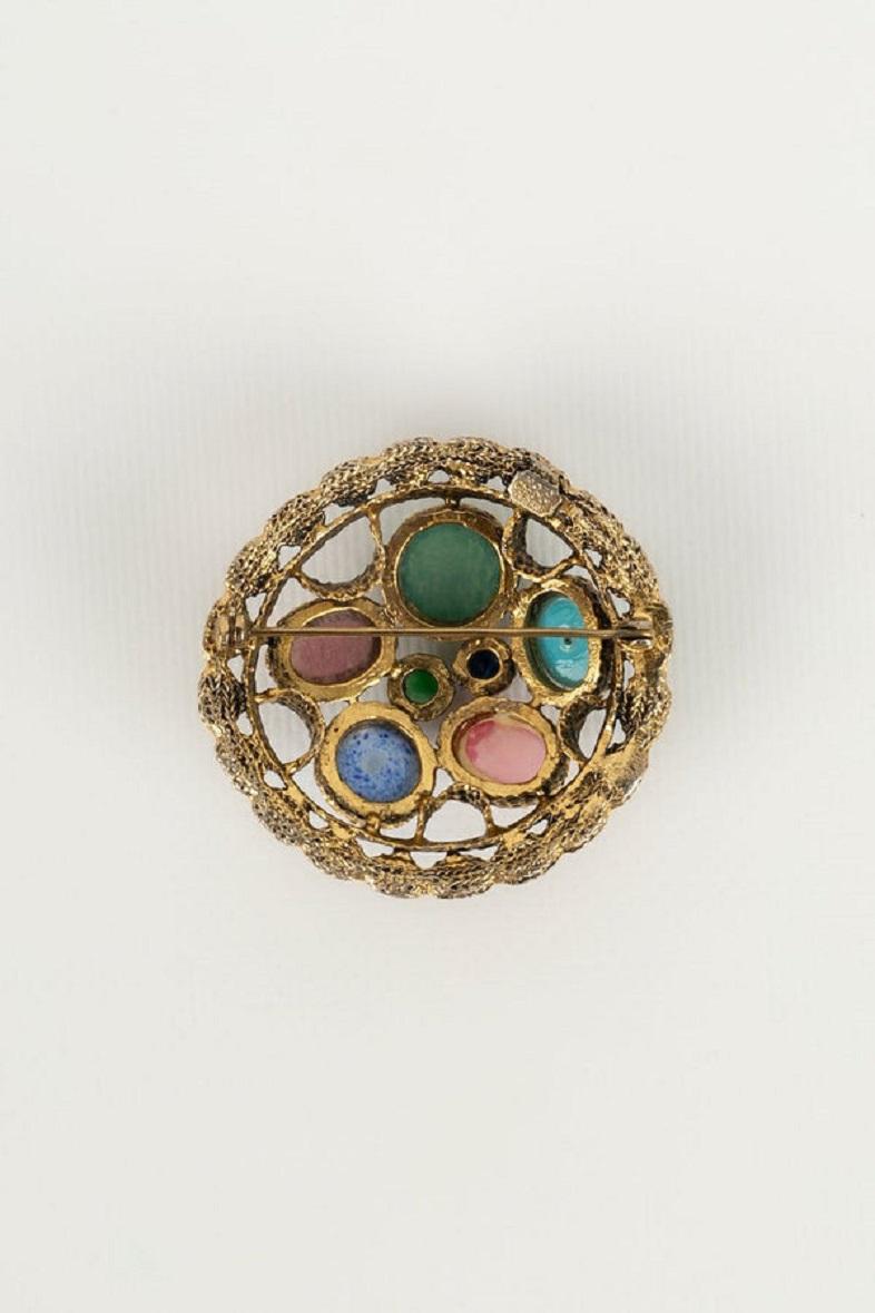Broche Christian Dior en métal doré et pâte de verre, 1970 Excellent état - En vente à SAINT-OUEN-SUR-SEINE, FR