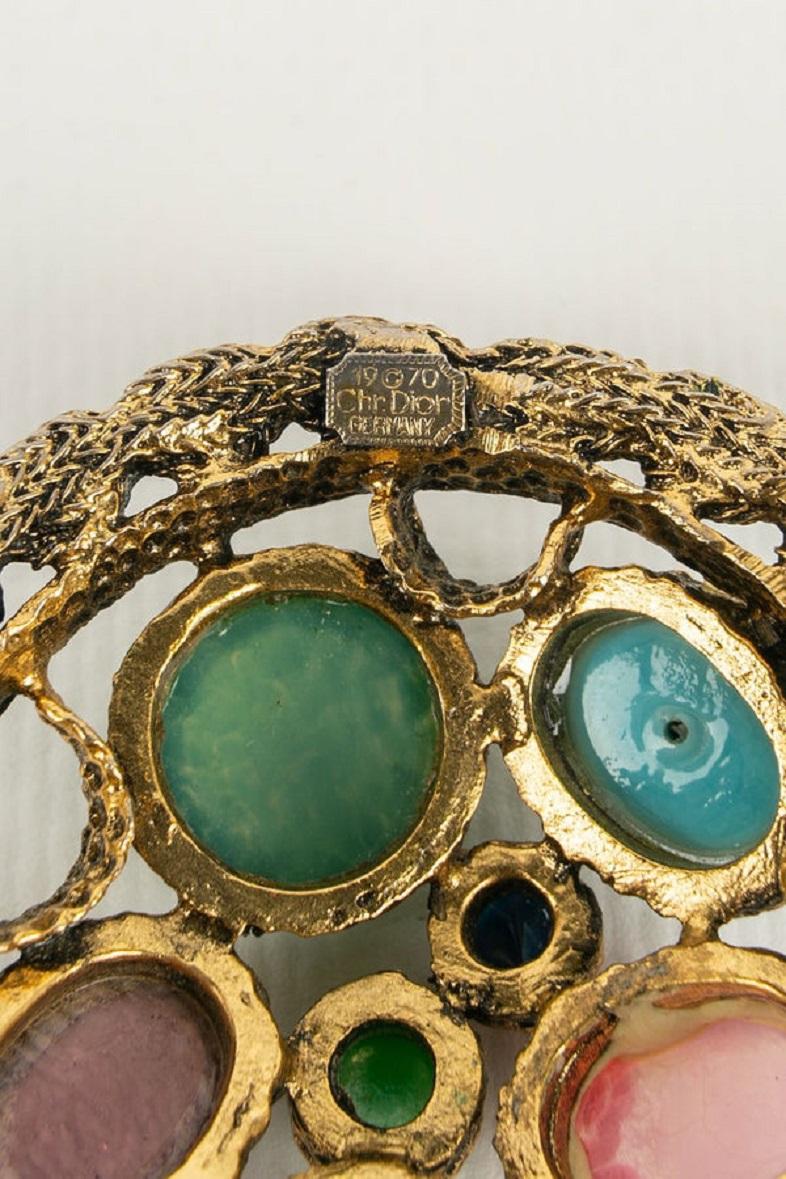 Broche Christian Dior en métal doré et pâte de verre, 1970 Unisexe en vente