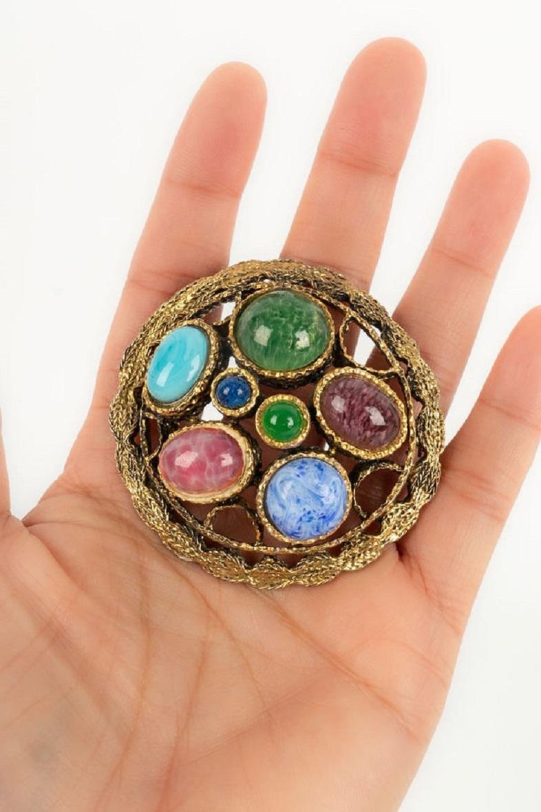 Christian Dior Brooch in Gilded Metal and Glass Paste, 1970 For Sale 2