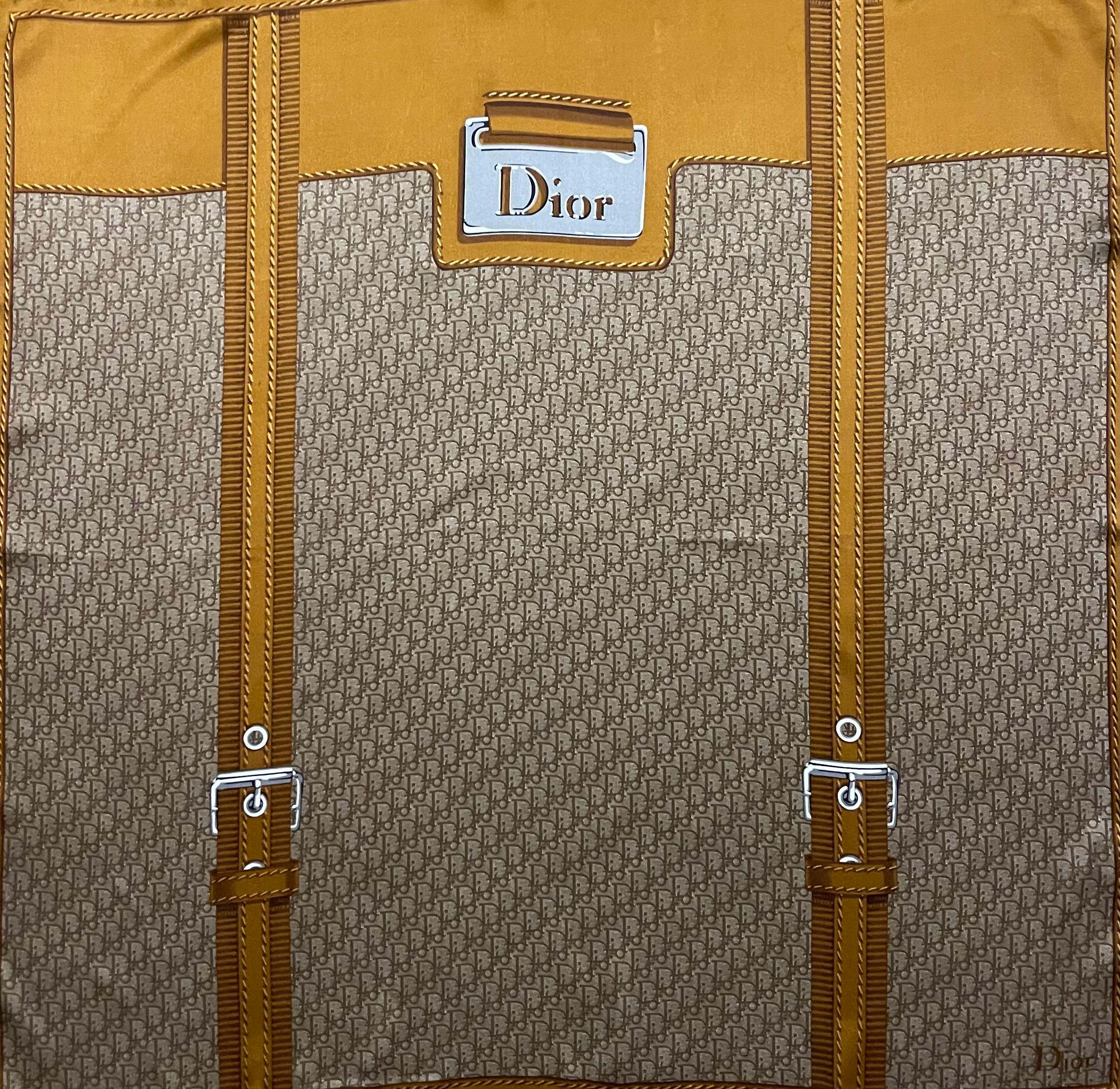 Foulard en soie marron et monogramme de Christian Dior Bon état - En vente à Palm Beach, FL