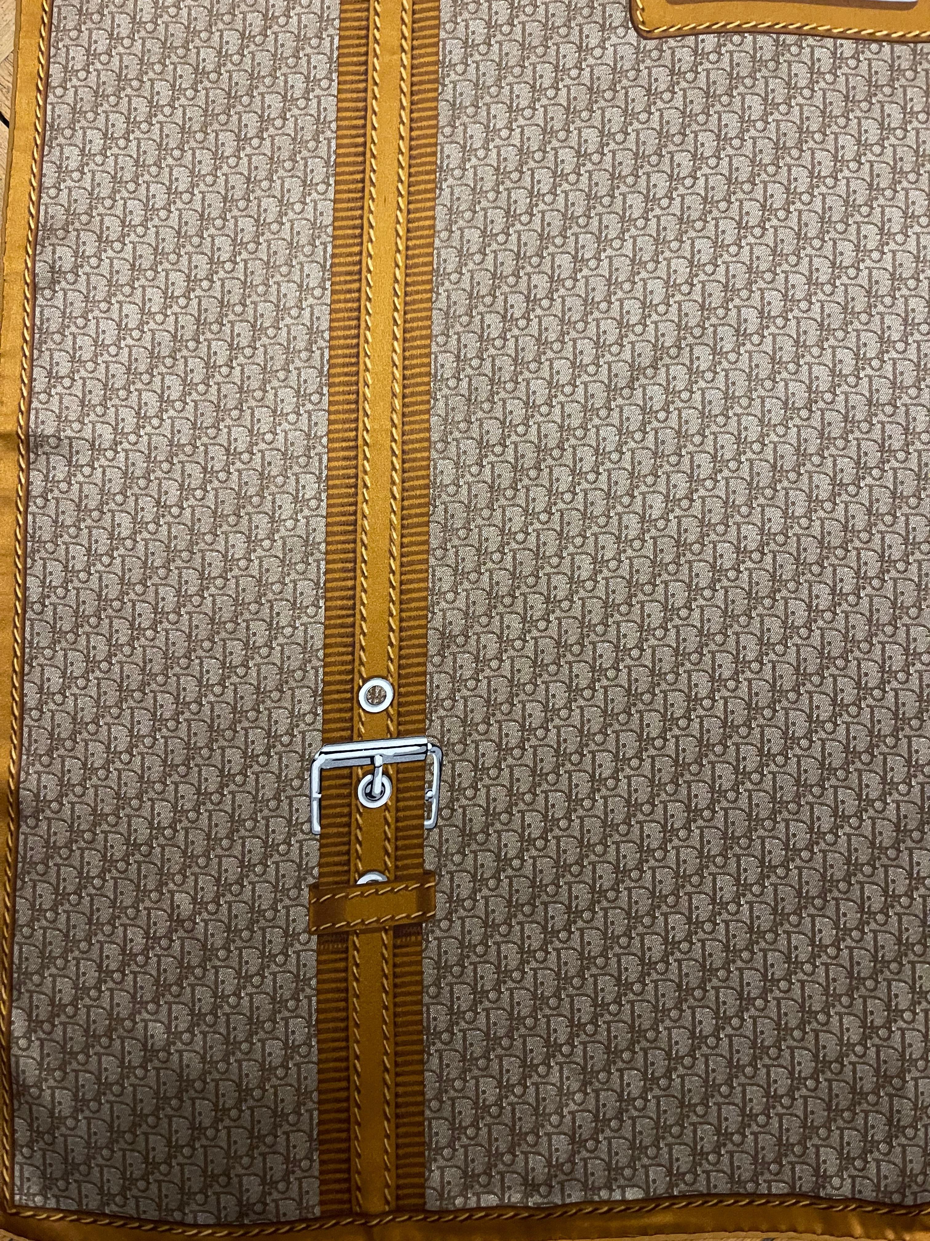 Foulard en soie marron et monogramme de Christian Dior Unisexe en vente