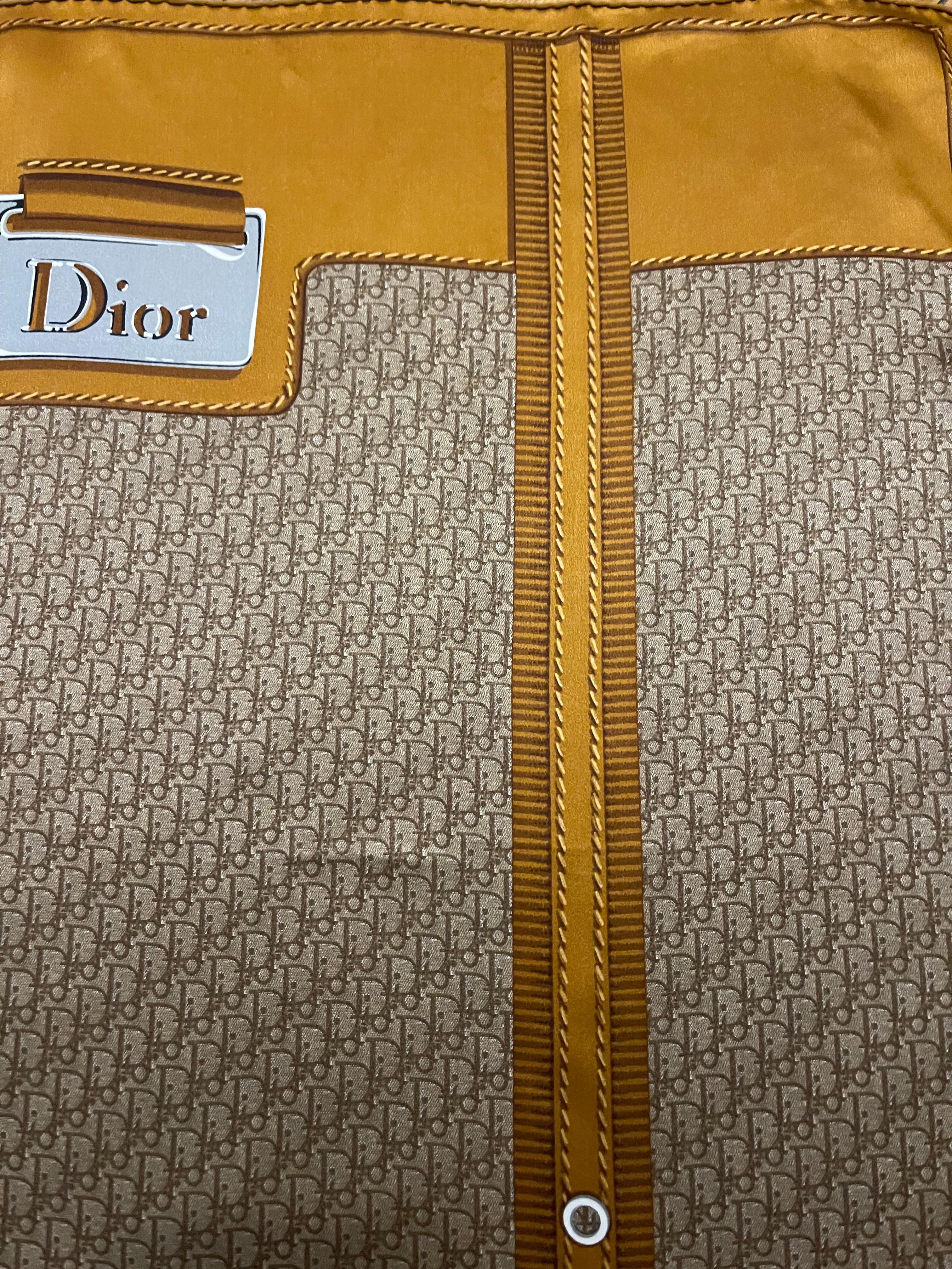 Foulard en soie marron et monogramme de Christian Dior en vente 2