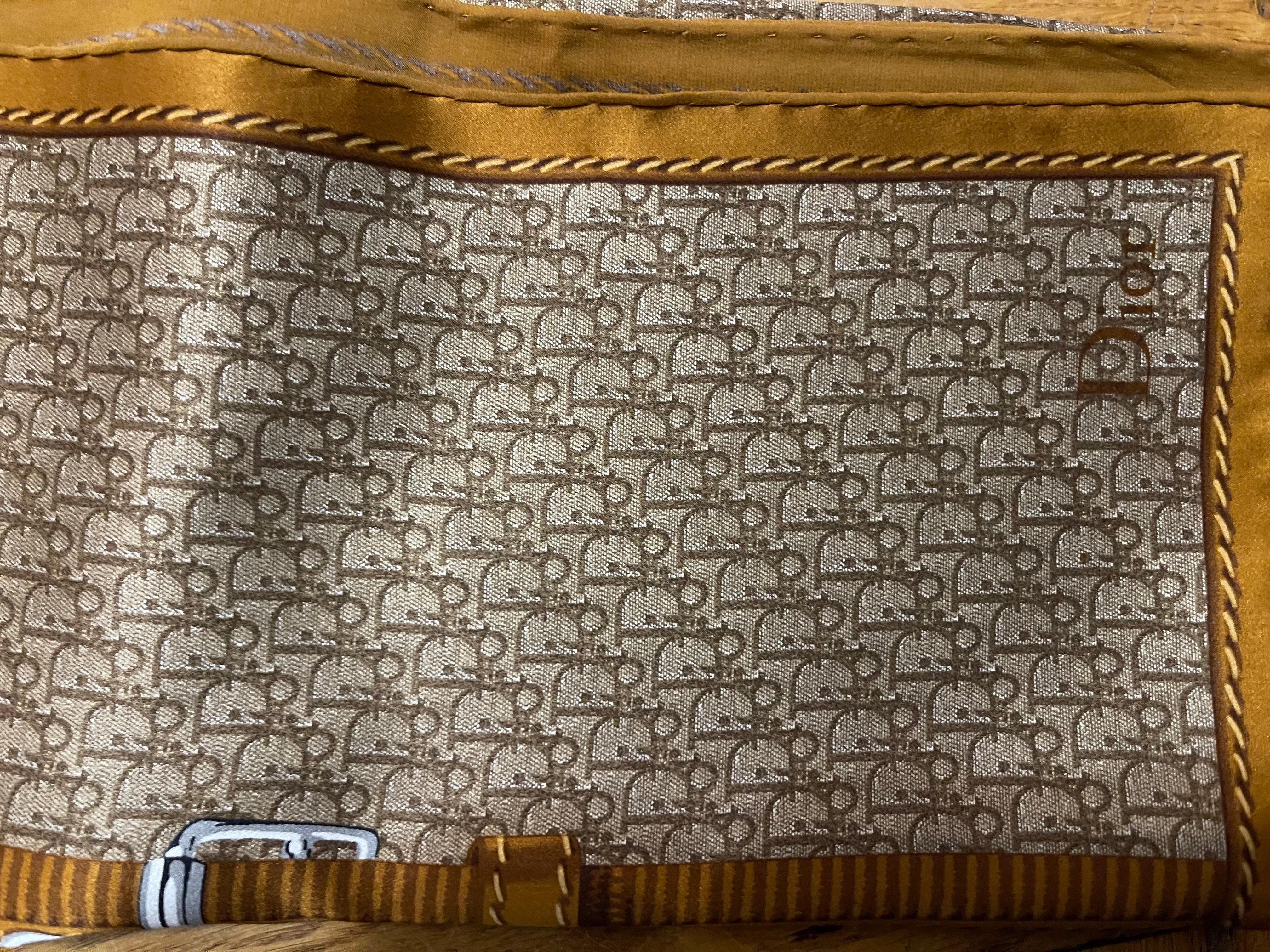 Foulard en soie marron et monogramme de Christian Dior en vente 4