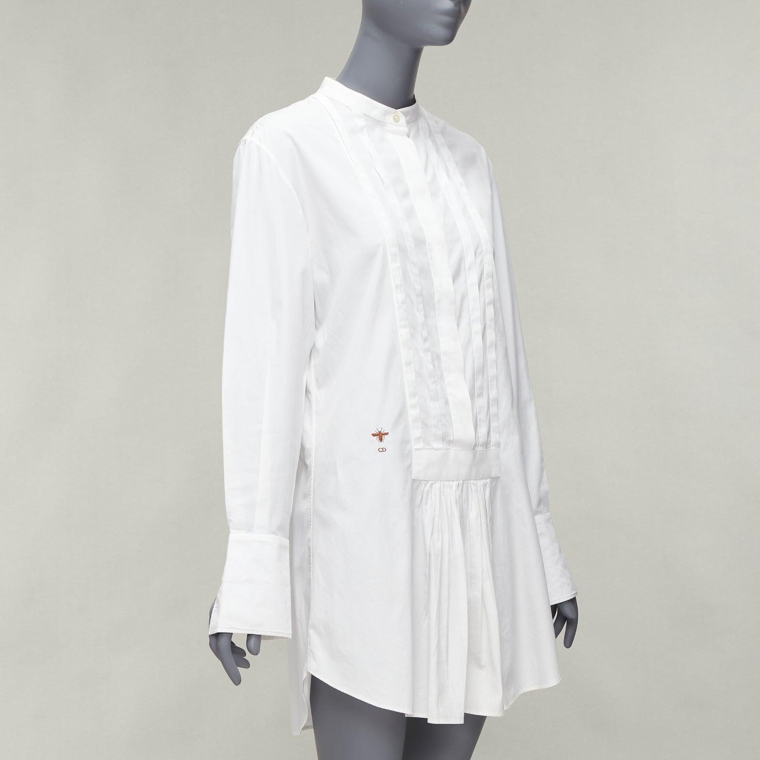 CHRISTIAN DIOR brown CD logo bee white cotton pleat shirt dress FR36 S
Reference: NKLL/A00226
Brand: Christian Dior
Designer: Maria Grazia Chiuri
Material: Cotton
Color: White, Brown
Pattern: Solid
Closure: Button
Extra Details: back yoke with
