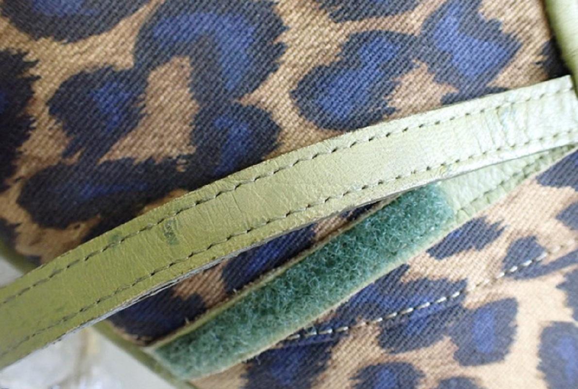 Borsa Christian Dior in tela multicolore marrone con stampa leopardata, finiture in pelle goffrata color oro, manico singolo piatto con logo, fodera nera, tasca singola con zip e chiusura in velcro sulla patta frontale.

 

65524MSC