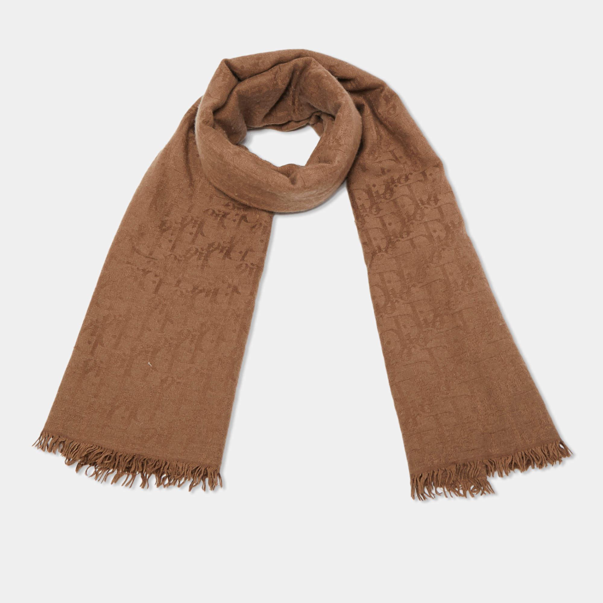 Adorn this Christian Dior scarf with formal or casual attire for a distinctively fashionable look. Made out of cashmere and silk, this scarf, with its subtle brown hue and the signature Cannage motif, is the perfect addition to your wardrobe.

