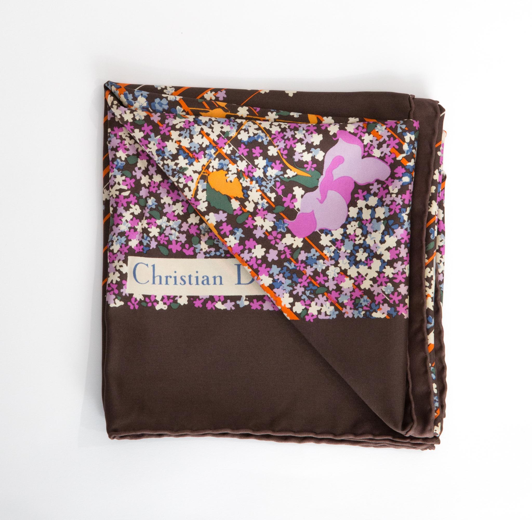 Foulard en soie Christian Dior avec un imprimé rayé et floral,  bordure marron, signature Christian Dior. 
Circa 1970
En bon état vintage. Fabriqué en France.
30.7in (78cm)  X 30.7in (78cm)
Nous vous garantissons que vous recevrez  Article iconique