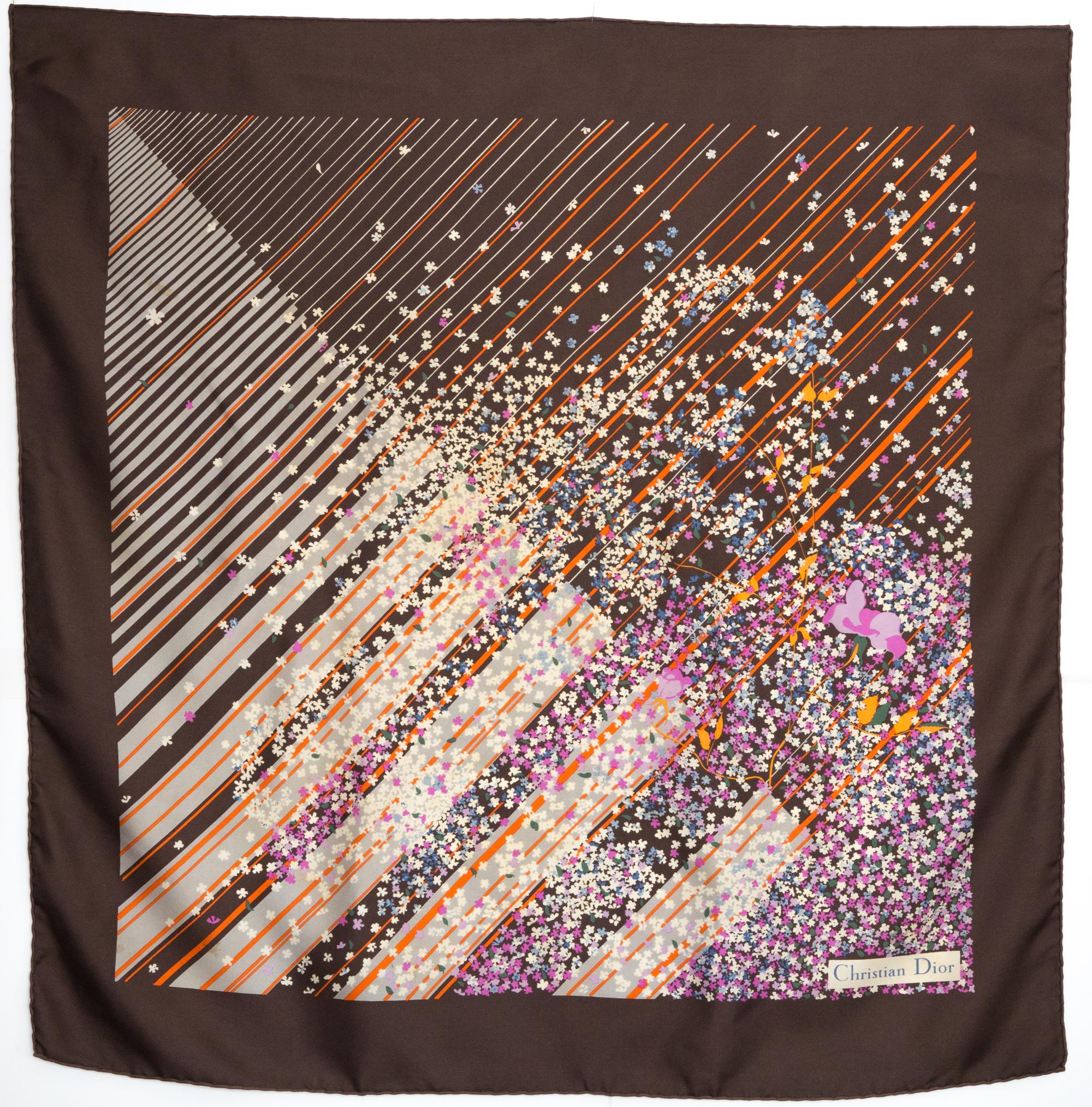 Echarpe en soie Brown de Christian Dior en vente 2