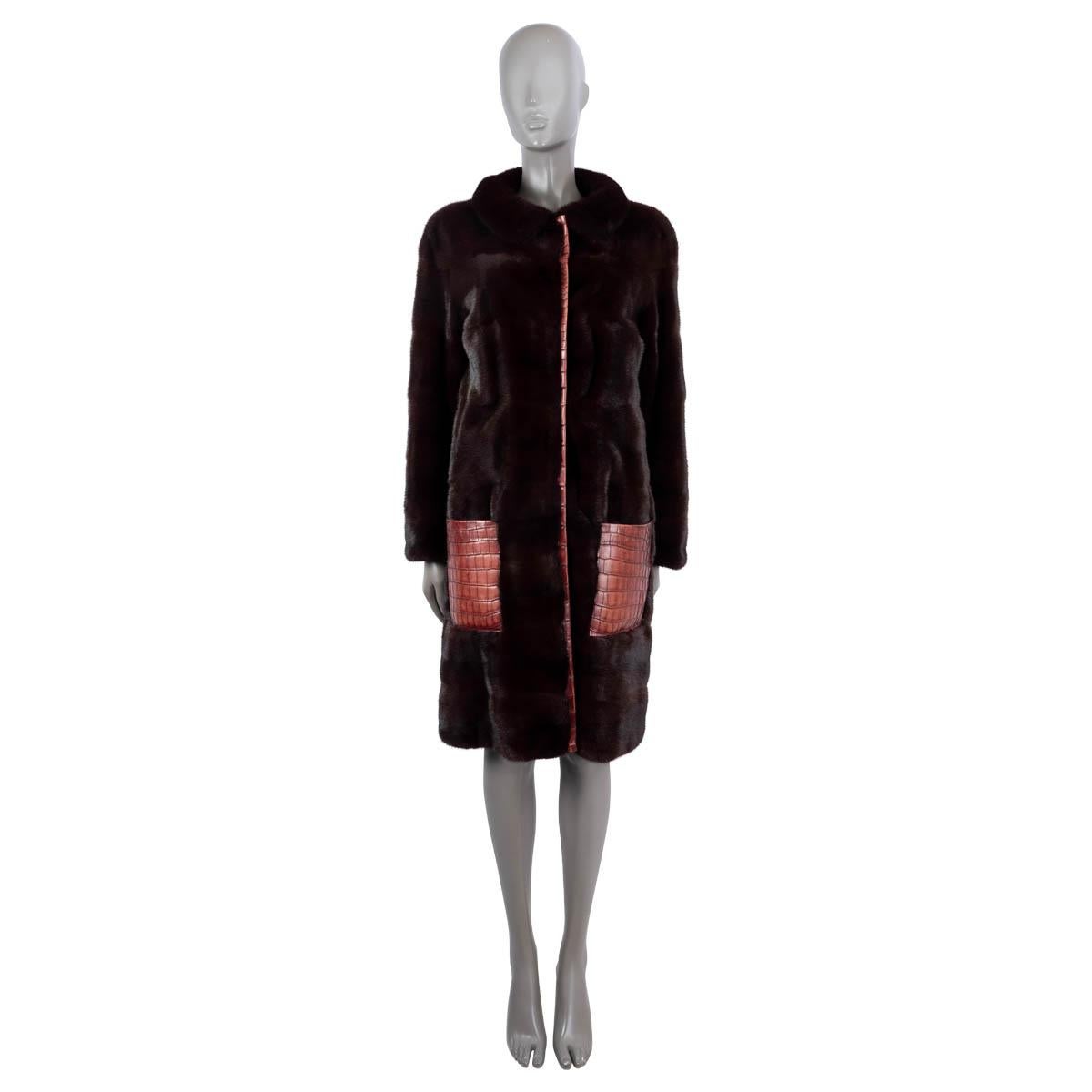 Manteau Christian Dior 100% authentique en fourrure de vison bordeaux (100%). Garniture et poches en crocodile rouge brique. Se ferme à l'aide de crochets dissimulés. Doublure en soie (100%). A été porté et est en excellent état.

Vendue au prix de