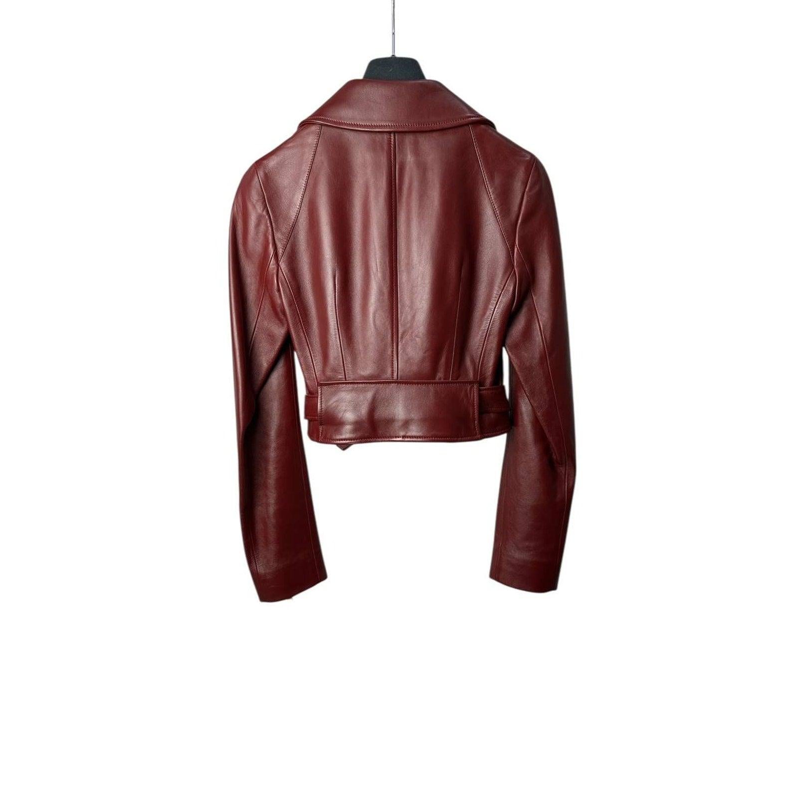 
Mit ihrem asymmetrischen Schnitt, dem Revers und den polierten silberfarbenen Reißverschlüssen definiert diese taillierte Jacke eine selbstbewusste Silhouette. Das kräftige bordeauxfarbene Leder unterstreicht seinen Charakter, während der