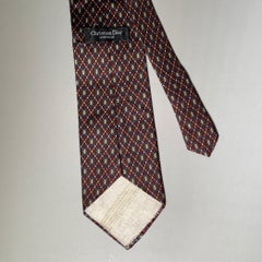 CHRISTIAN DIOR Cravatta in seta con motivo geometrico nei colori bordeaux, blu navy e crema