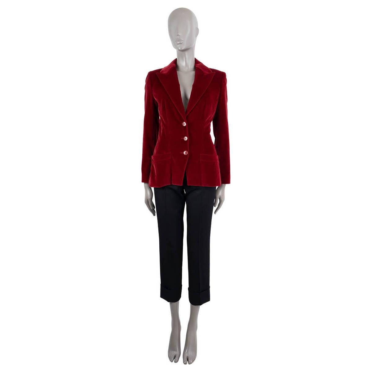 100% authentic Christian Dior blazer in soft burgundy velvet cotton (98%) and elastane (2%). The design features three front buttons, two front slit pockets a classic peak lapel and a pleated back. Lined in burgundy silk (94%) and lycra (2%). Has