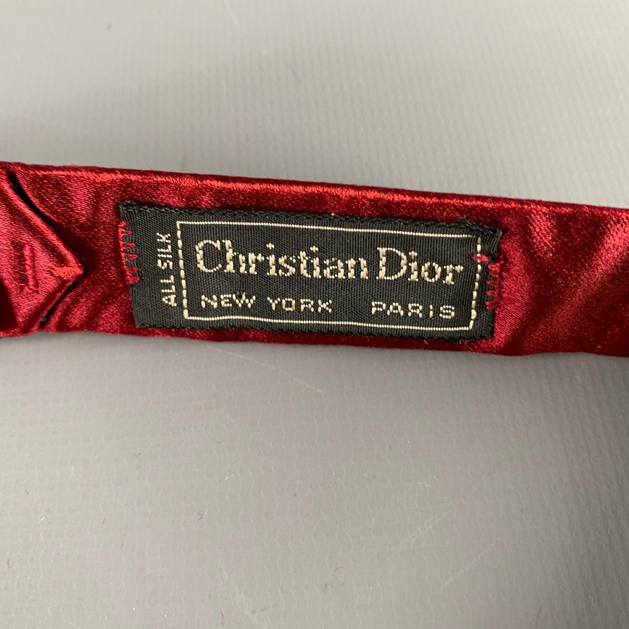 CHRISTIAN DIOR bowtie
in a burgundy silk woven fabric featuring a solid pattern.Very Good Pre-Owned Condition. Minor signs of wear. 

Measurements: 
  Width: 3 inches 
  
  
 
Sui Generis Reference: 130161
Category: Bow Tie
More Details
    
Brand: