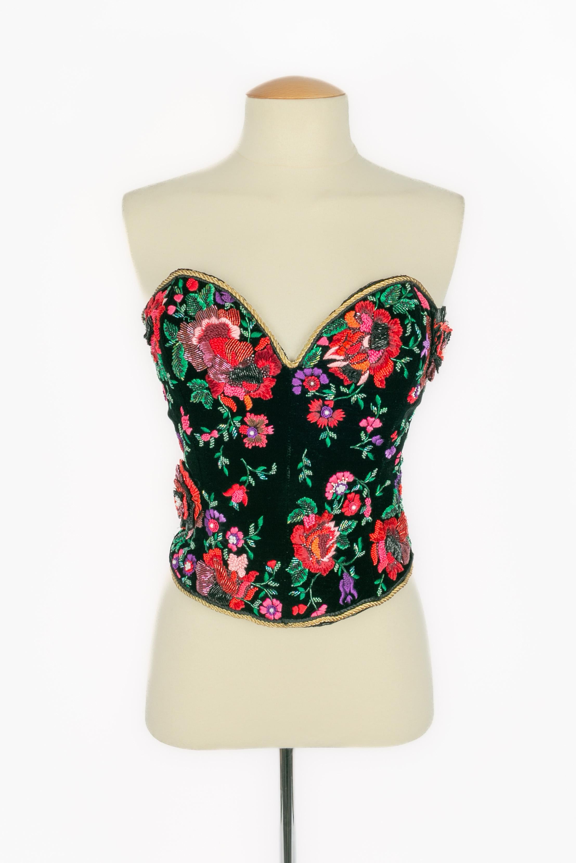 DIOR - (Made in France) Black velvet bustier top embroidered with flowers in red, pink, purple, and green tones. No size indicated, it fits a 36FR/38FR.

Condition:
Very good condition

Dimensions:
Chest: 80 cm - Waist: 73 cm - Length: 33