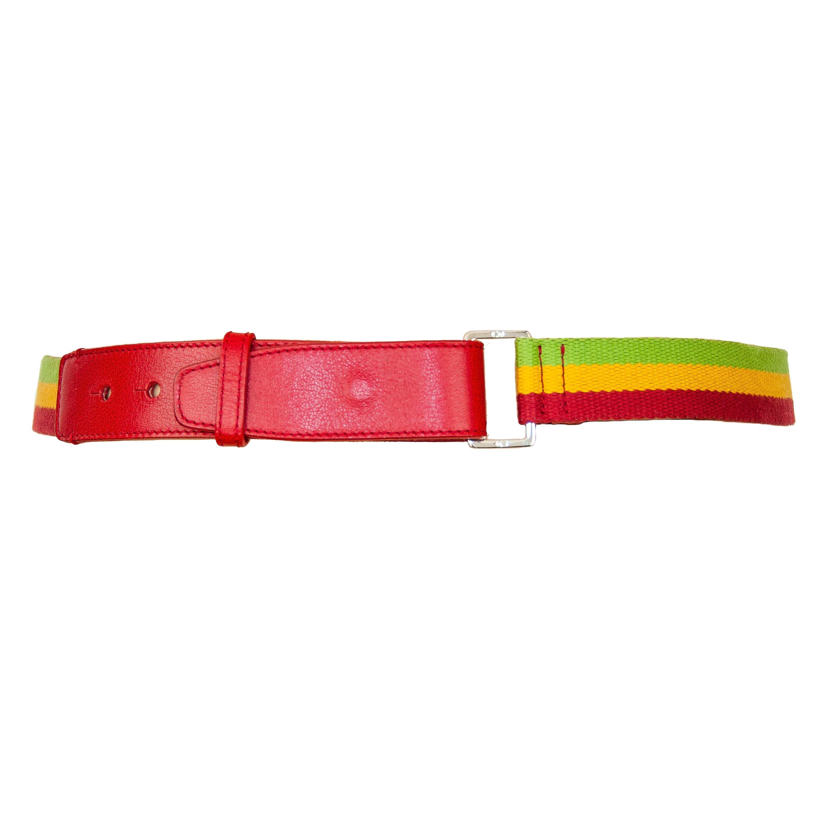 Ruder Than The Rest presenta: Rarísimo bolso cinturón de la colección Rasta 2004 de Christian Dior by Galliano.

Minibolso monograma Diorissimo marrón en un cinturón tejido rojo, dorado y verde.

La mini silla de montar tiene detalles de cuero rojo,