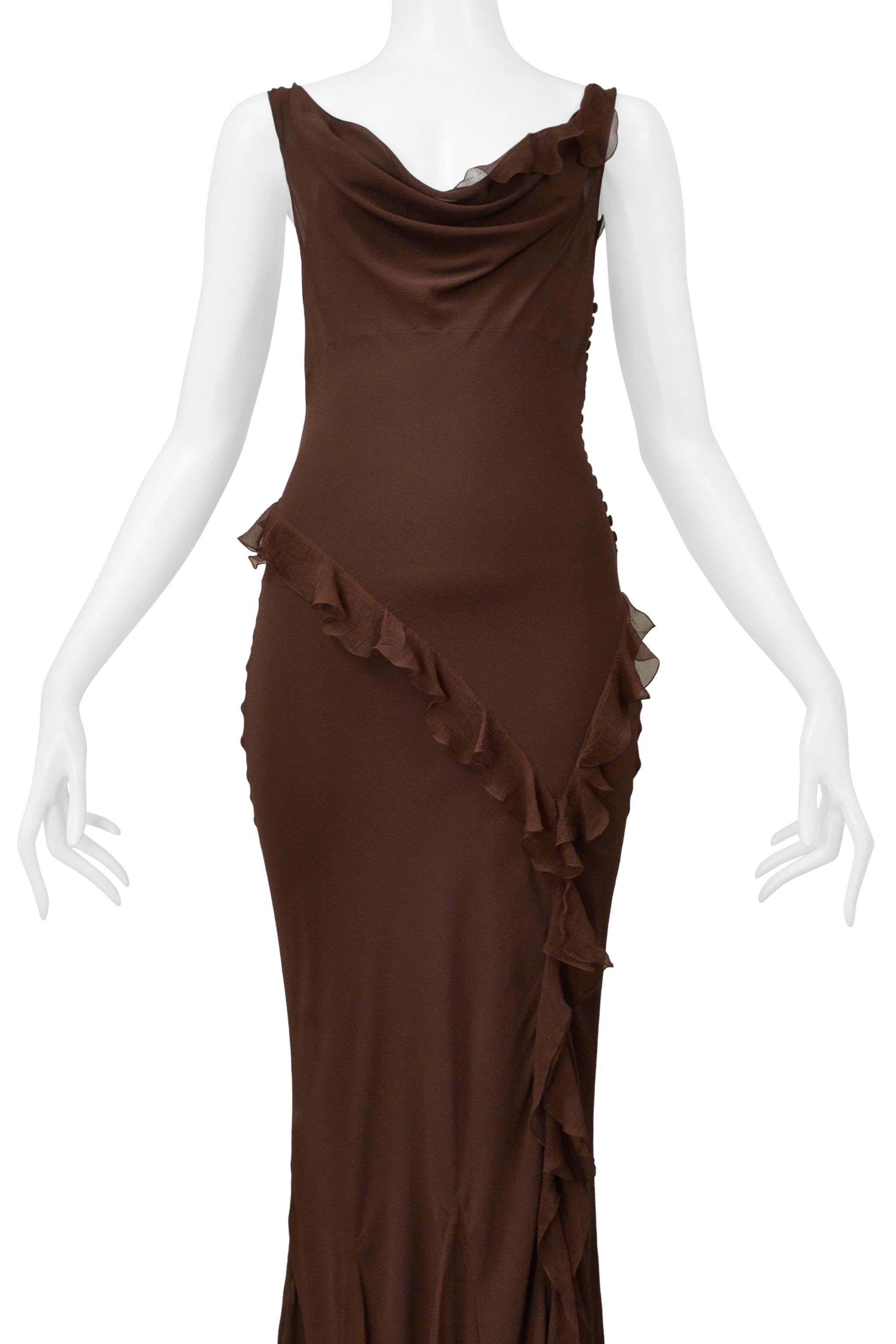 Resurrection a le plaisir de vous proposer une robe du soir vintage Christian Dior by John Galliano en mousseline de soie brune coupée en biais, avec un col bénitier, des boutons sur le côté gauche, un dos ouvert, des volants délicats et une