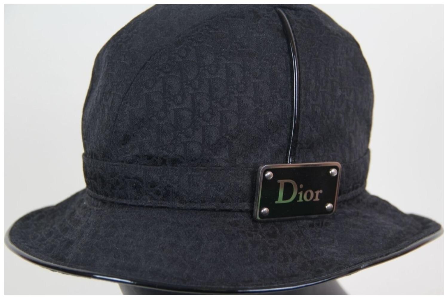 Dior Galliano Oblique Jacquard Bucket Hat Diorissimo Trotter
A black canvas bucket hat decorated with the iconic Diorissimo print and a logo plaque created by John Galliano for Christian Dior in 2004.
Collection: 2004
Christian Dior style: