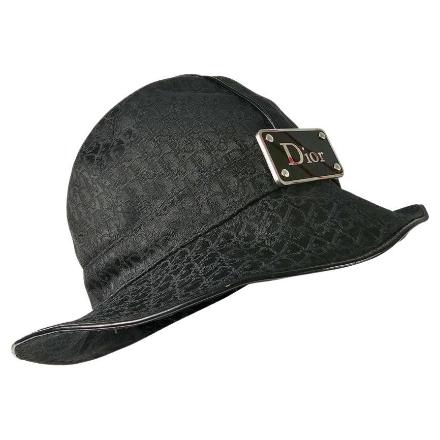 Christian Dior by Galliano Diorissimo Logo Bucket Hat 2004 Taille 56 en vente