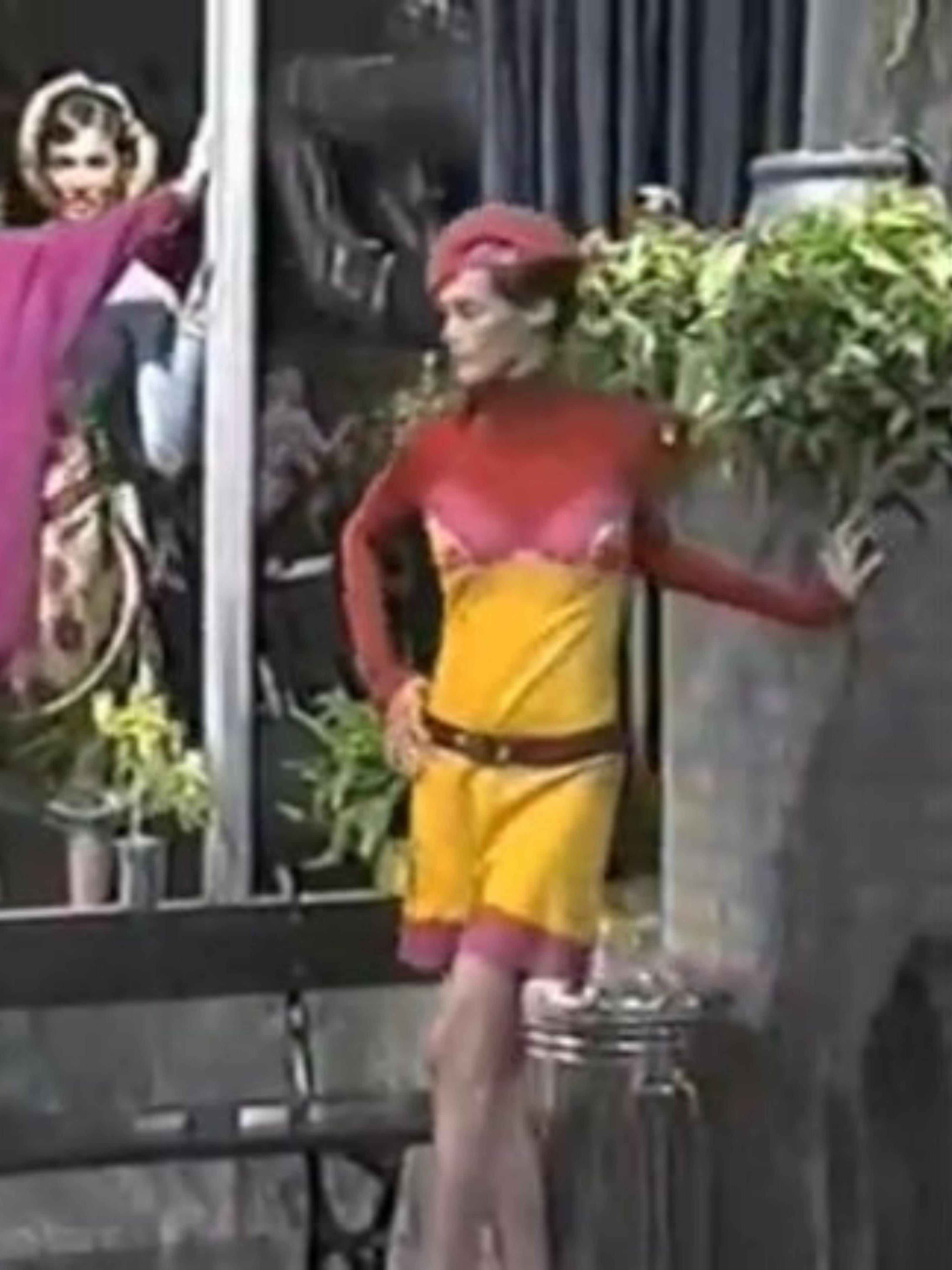 CHRISTIAN DIOR By Galliano F/w 1998 Kate Moss Campaigner Fuschia Orage Knit Dress in vendita 3