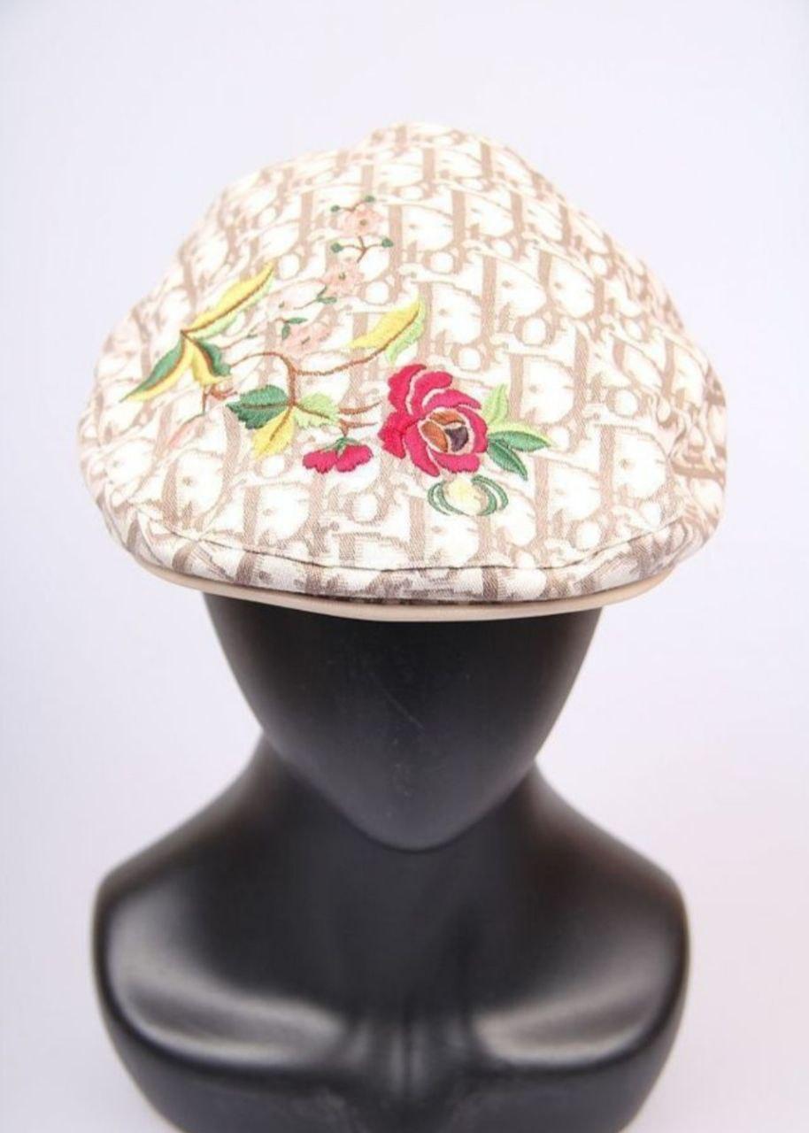 Christian Dior by Galliano flower Trotter cap SZ 58
Trotter monogram pattern, floral embroidery, flat visor. There is no silver metal logo.
Collection: Christian Dior, pret-a-porter spring-summer 2005 collection

Christian Dior style: