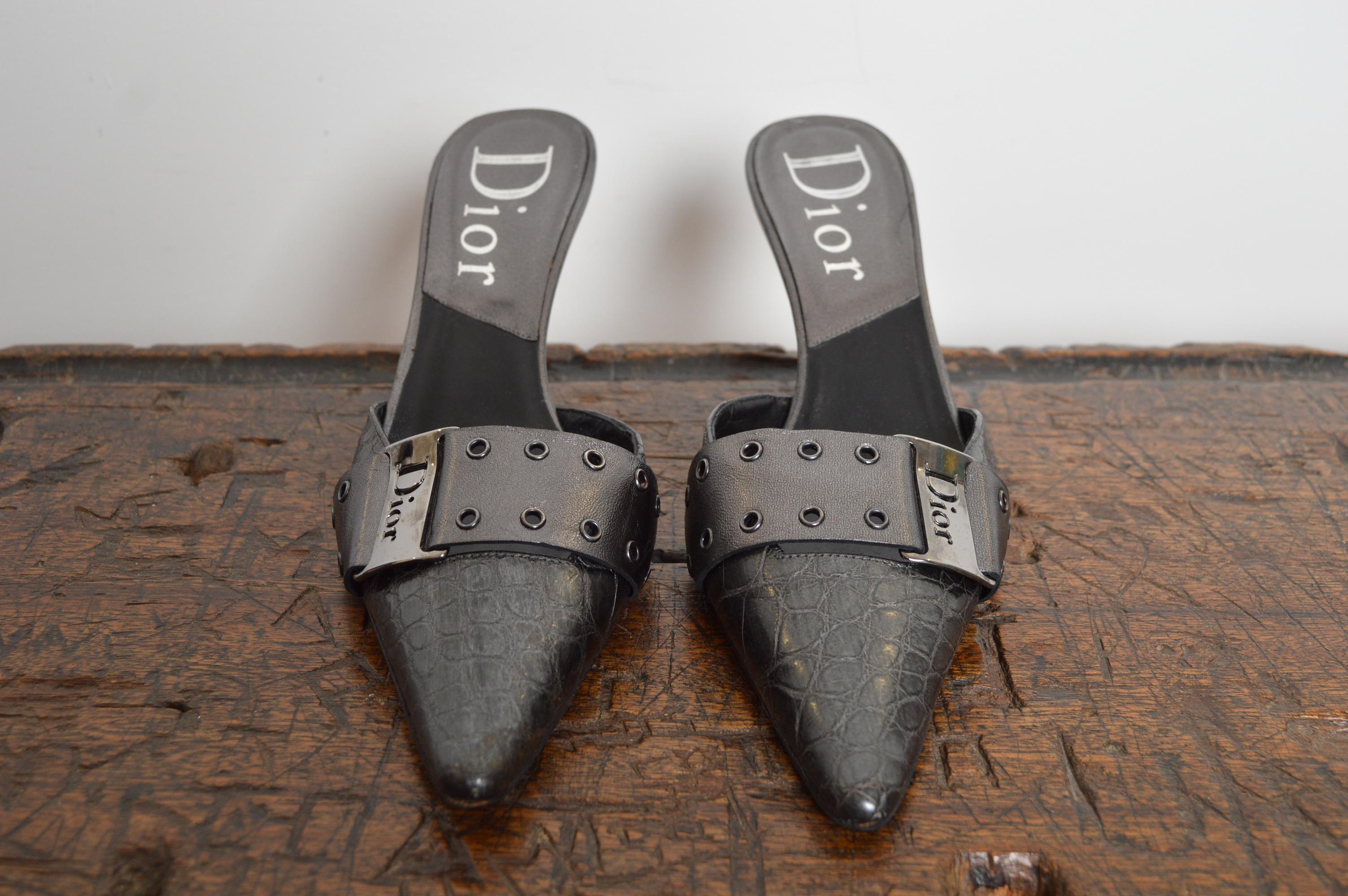 Fabuleux petits talons Christian Dior by John Galliano des années 2000 avec boucles Dior rivetées, cuir texture crocodile et petits talons de 3