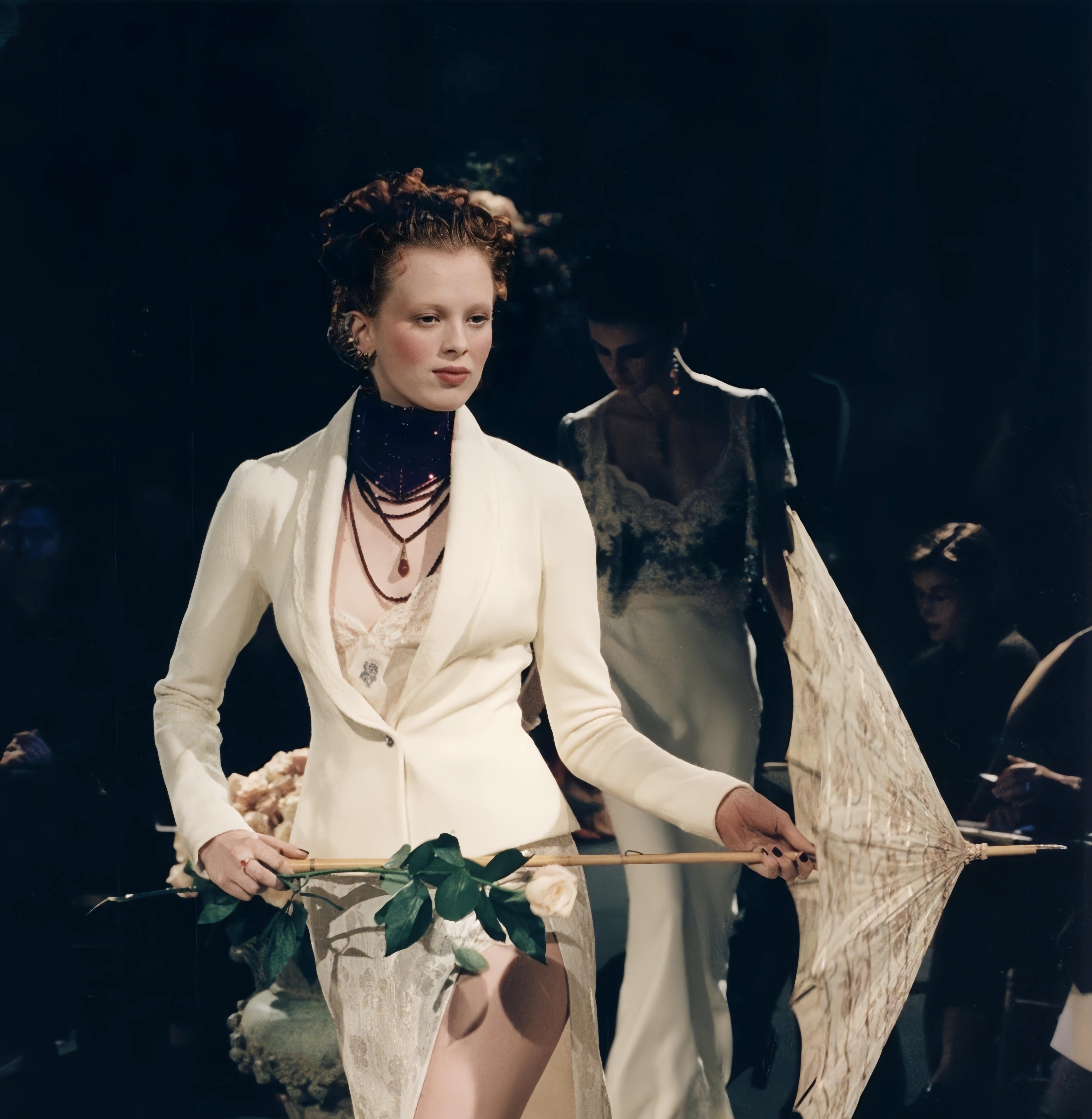 Per i colori, controlla le foto in primo piano*.

Questa lussuosa parure di gioielli Dior è composta da una straordinaria collana di cristalli bordeaux e cremisi abbinata a orecchini coordinati, che mettono in mostra la rinomata eleganza e maestria