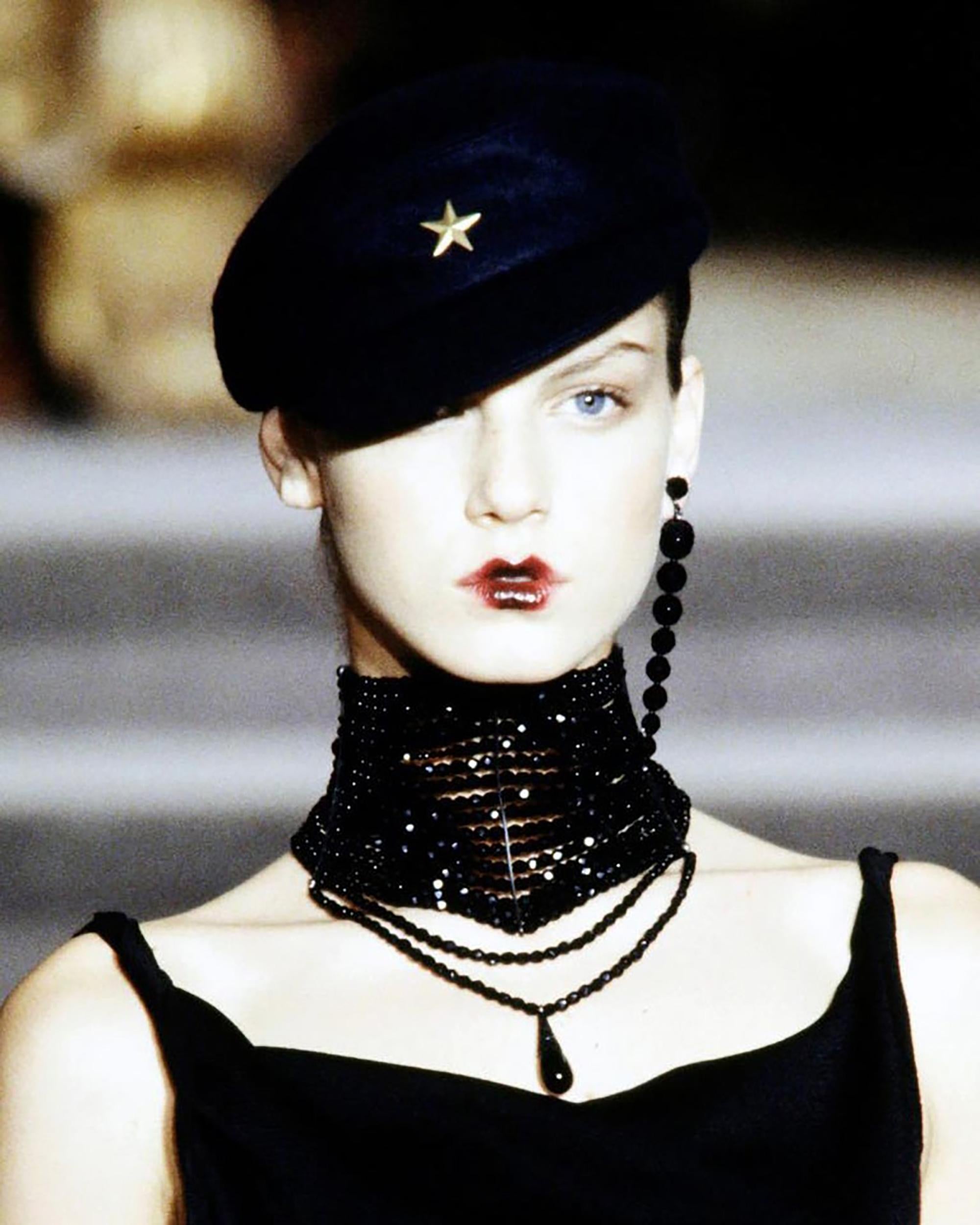 Questa raffinata collana girocollo in cristallo nero di Dior incarna l'eleganza e la raffinatezza tipiche del marchio. Progettato con diversi strati di cristalli neri sfaccettati, il girocollo è realizzato per evidenziare stile e glamour. La pièce