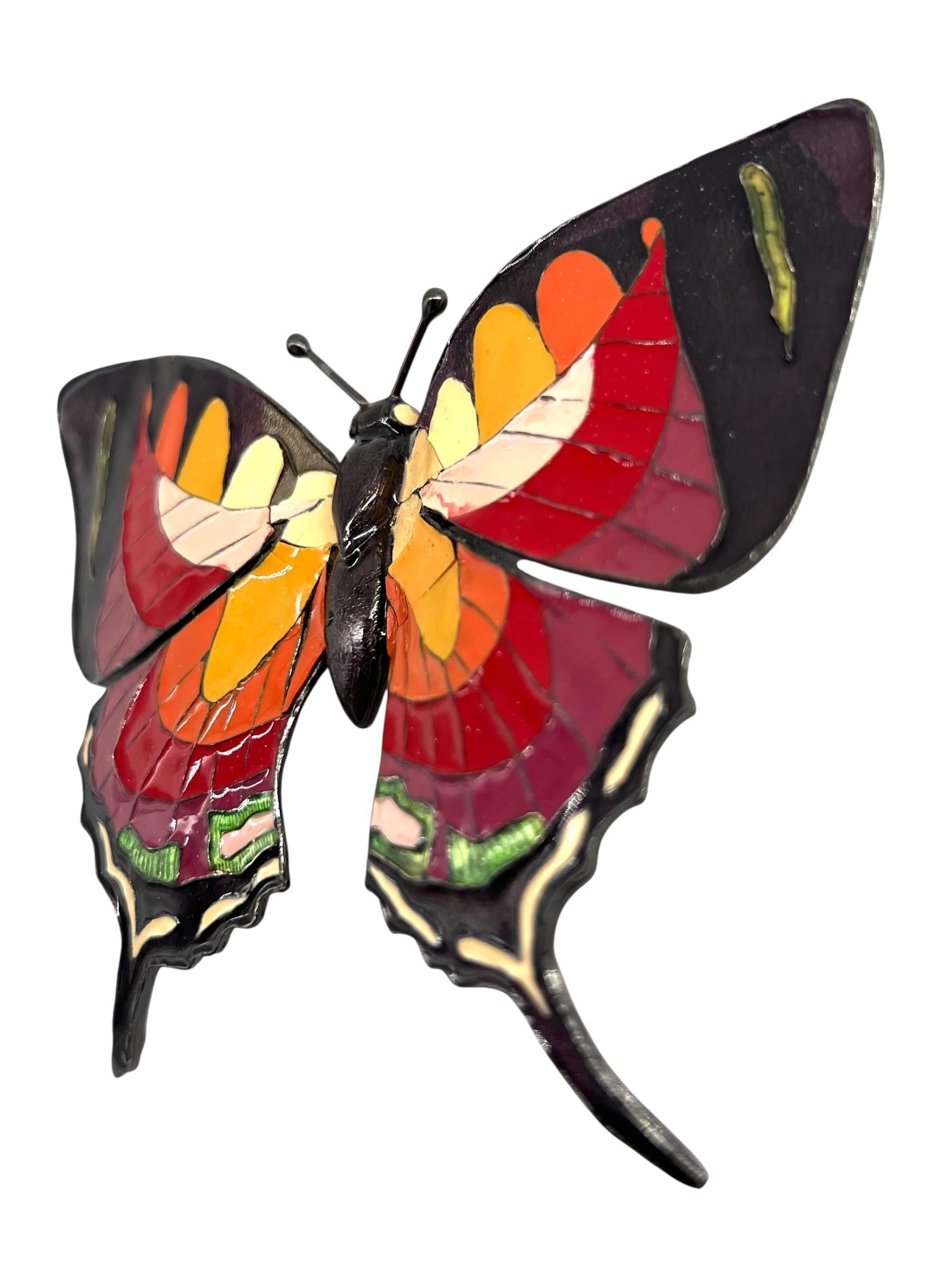 Precioso broche de mariposa esmaltada de la Boutique Christian Dior, alrededor de la primavera de 2002. Raro y coleccionable. En esta época dorada, Christian Dior se puso a las órdenes del fabuloso John Galliano. Soporte de metal de cañón. Un regalo