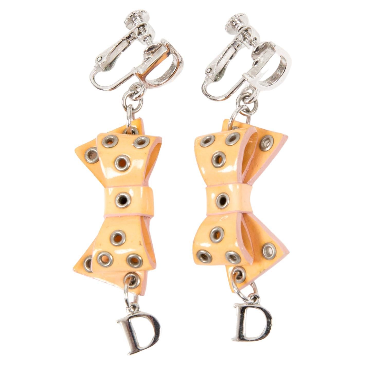 Orecchini a clip con logo della pesca di Christian Dior by J. Galliano in vendita