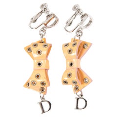 Pendientes de clip con logotipo de Christian Dior by J.Galliano en melocotón