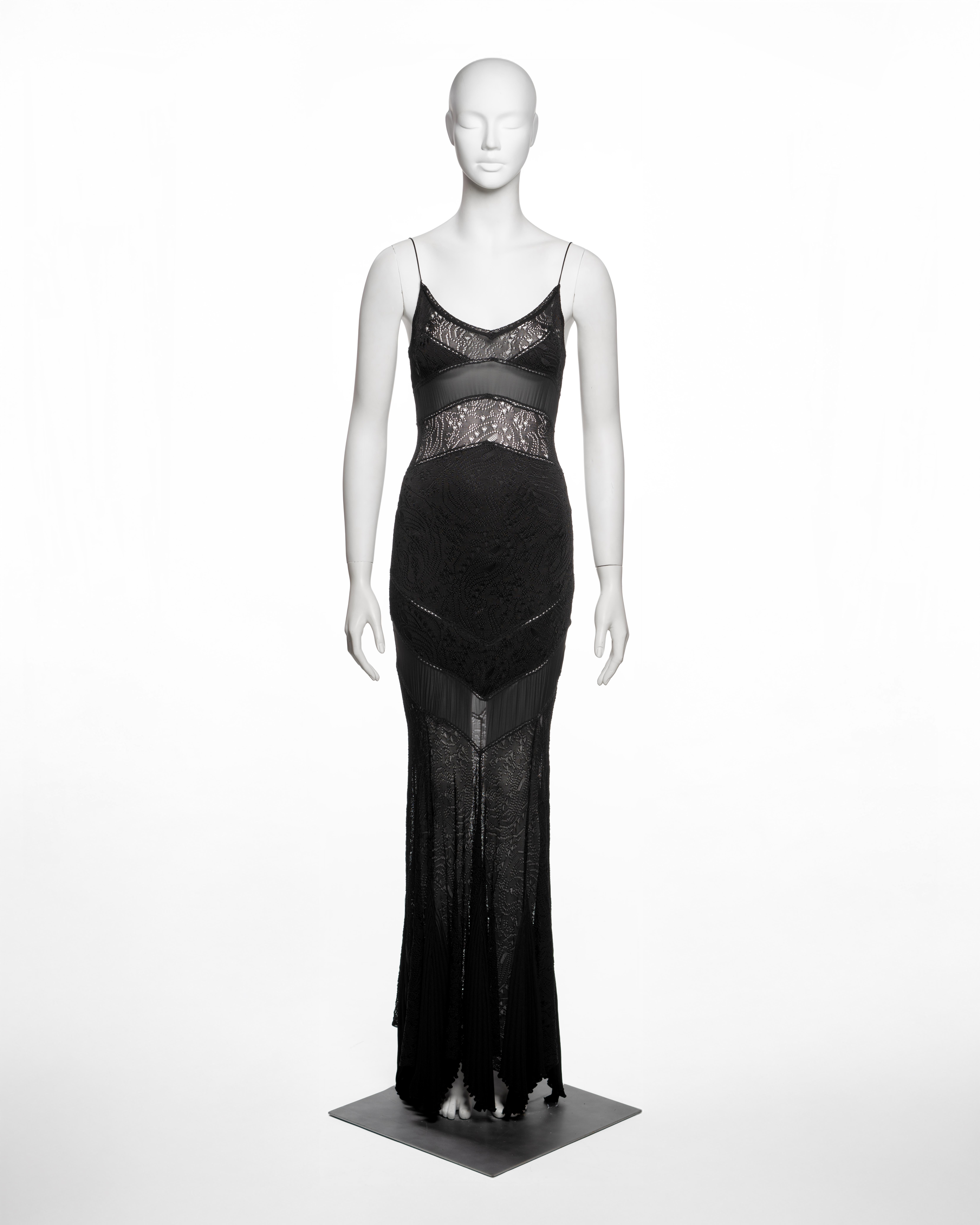 Questo abito nero lungo fino al pavimento della collezione primavera-estate 2004 di Christian Galliano for Christian Dior è realizzato in maglia pointelle di viscosa nera con motivi floreali traforati e pannelli di seta semitrasparente. Il corpetto