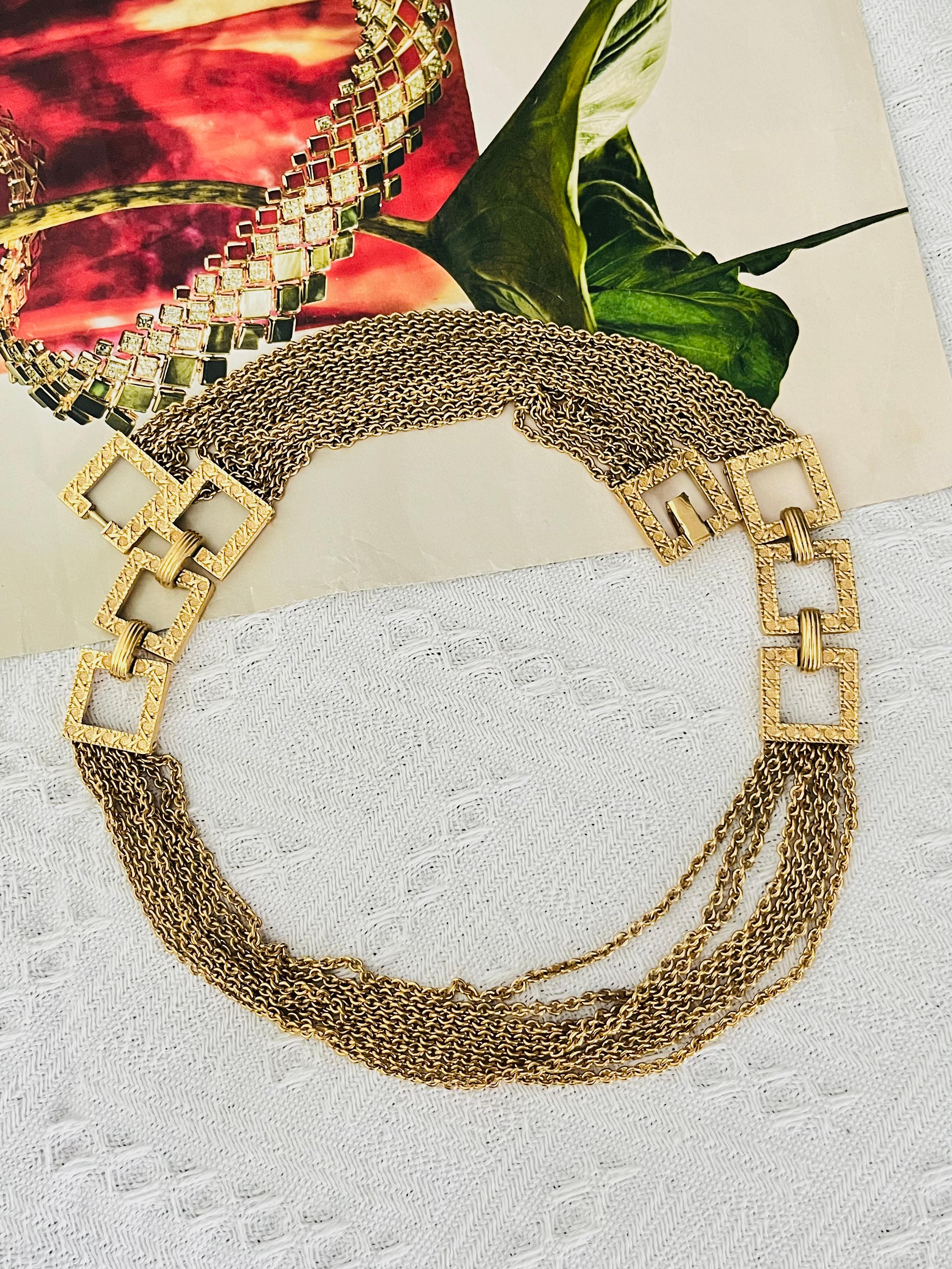 Christian Dior by John Galliano for Christian Dior 1990s 8 Otto strati di charme quadrati collegati tra loro, collana lunga con nappe di grande effetto, cintura elegante e modernista, tono dorato

Condizioni eccellenti. 100% autentico. Molto raro da