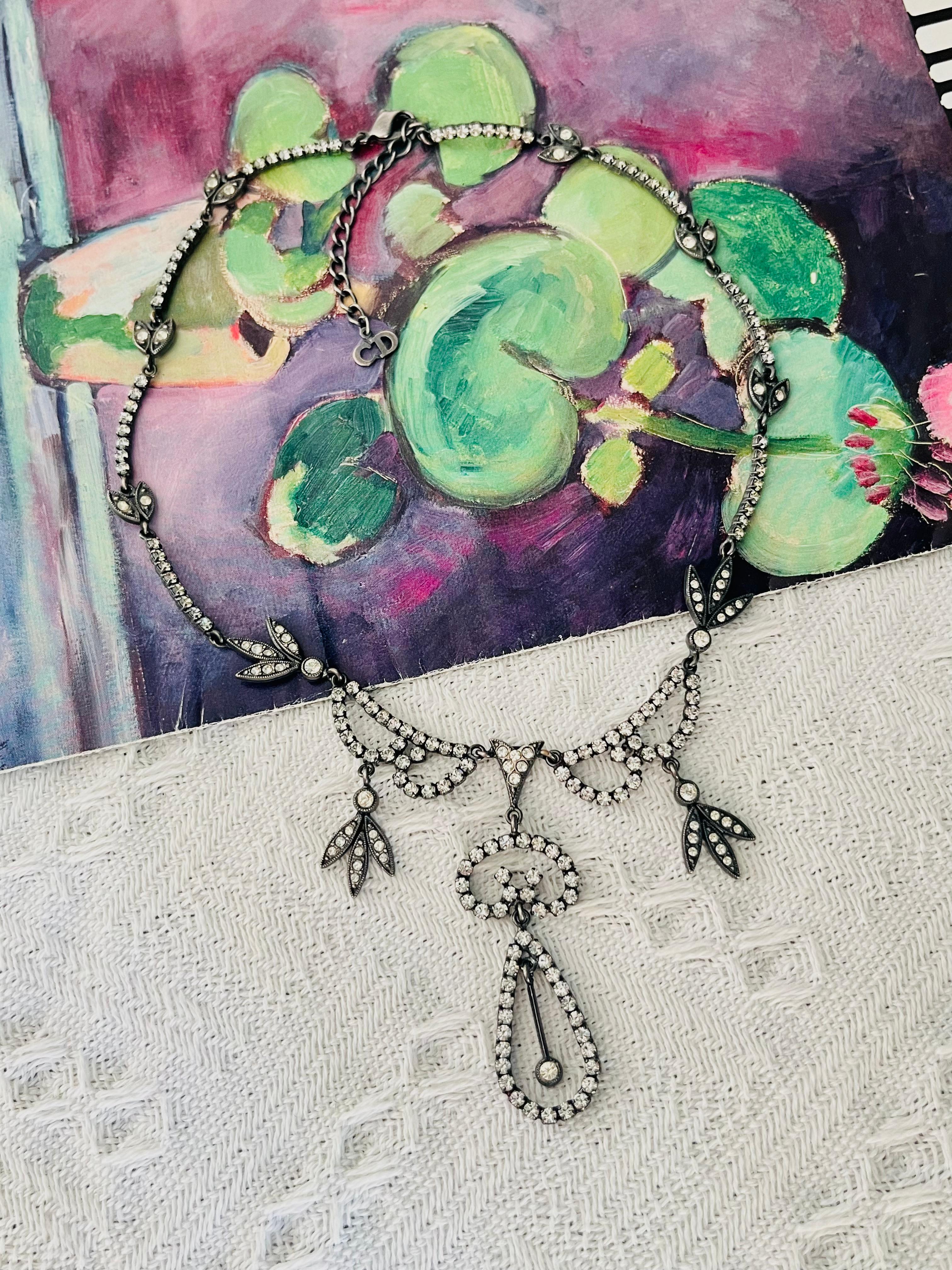 CHRISTIAN DIOR by John Galliano 1997 Fall Whole Sparkling Crystals Leaf Flower Water Drop Dangle Bib Necklace Modenist Collar Choker Necklace, Silver plated

Très bon état. 100% authentique. 

Signé au dos. Très rare à trouver. 

MATERIAL : Métal