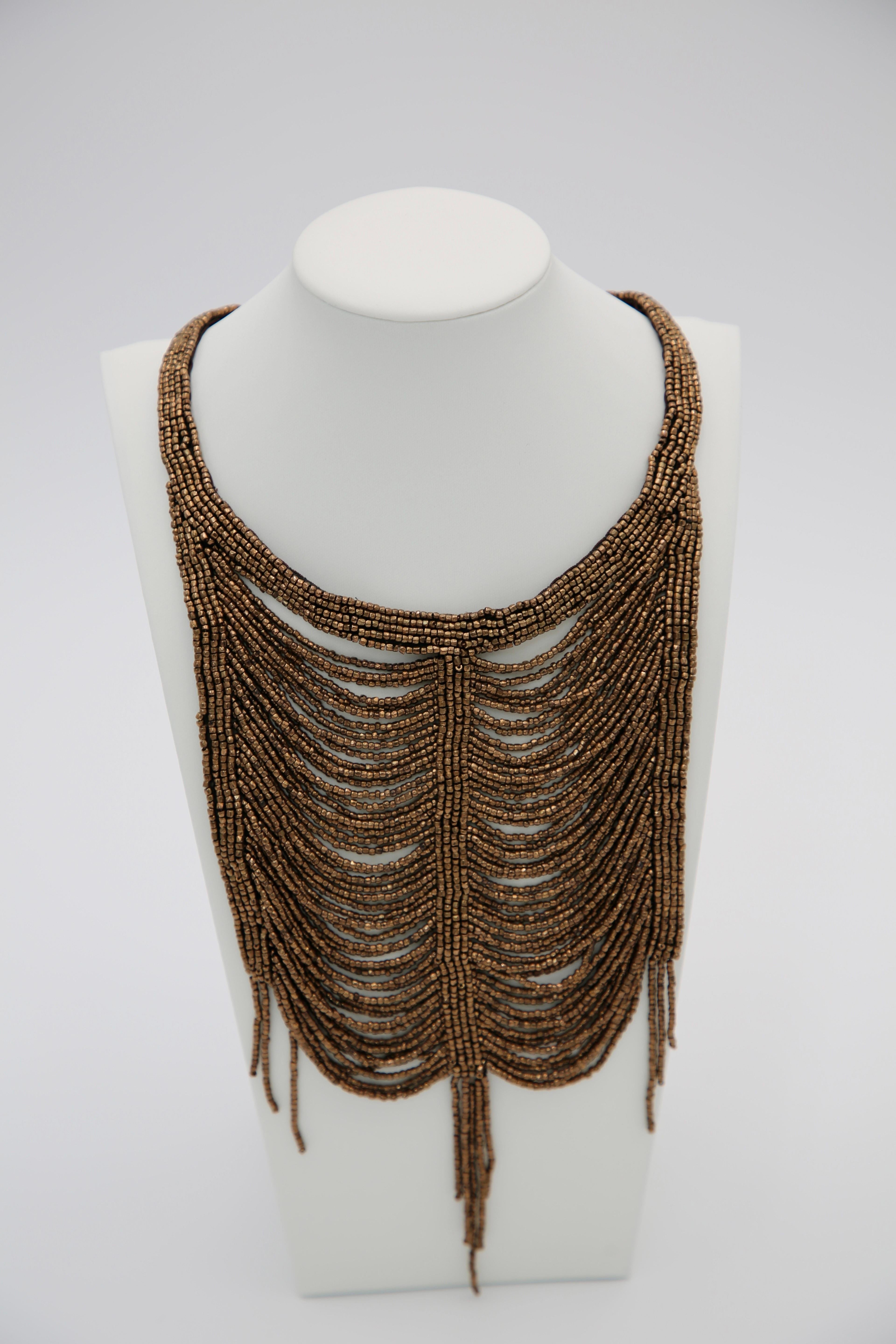 Christian Galliano for Christian Dior 1997 Masai Beads Crystals Bronze Bib Necklace. La collana Christian Dior Masai Bib Necklace, disegnata da John Galliano per la collezione del 1997, è un pezzo straordinario ispirato ai tradizionali gioielli